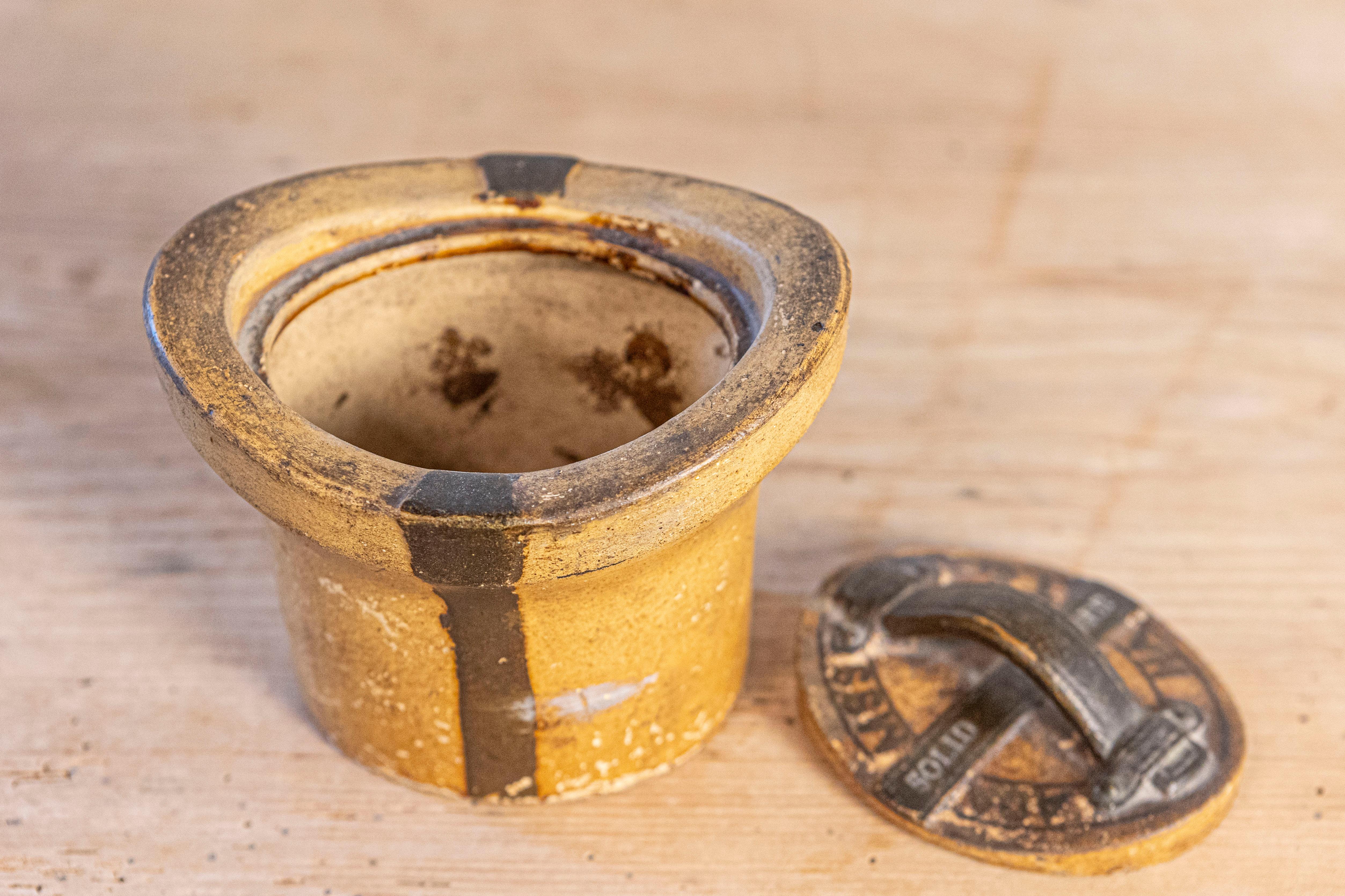 Récipient en poterie anglais du 19ème siècle en forme de boîte à chapeau et petit couvercle Bon état - En vente à Atlanta, GA