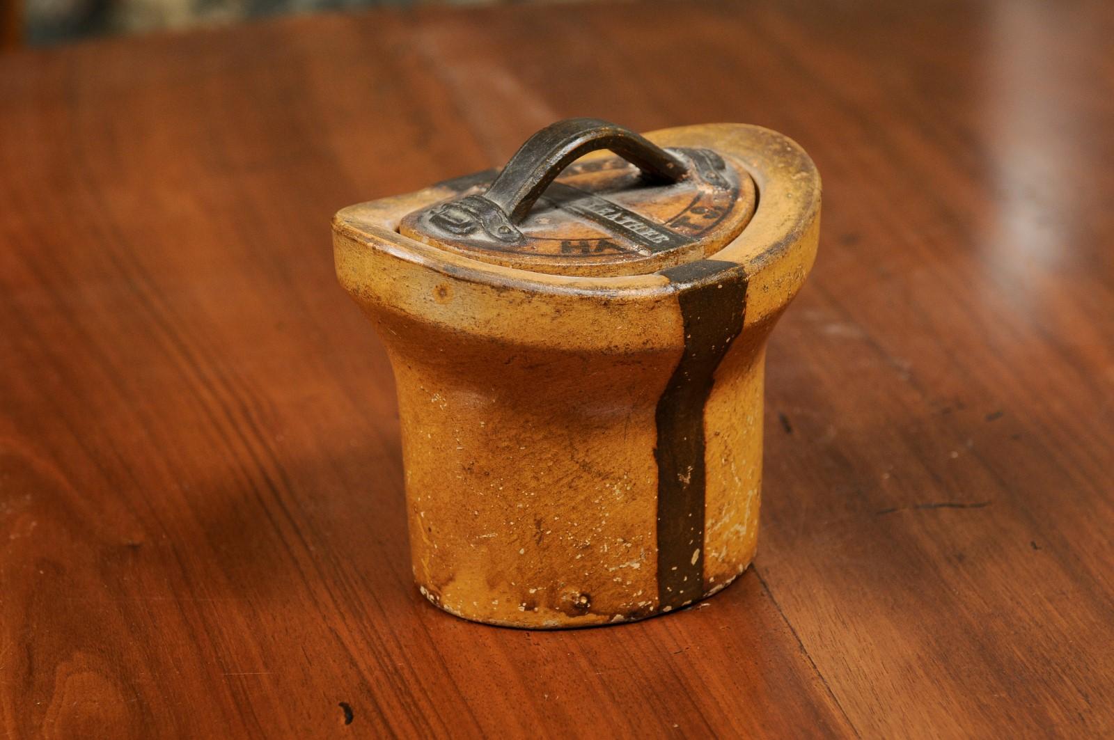 Poteries Récipient en poterie anglaise du 19ème siècle en forme de boîte à chapeau et petit couvercle en vente
