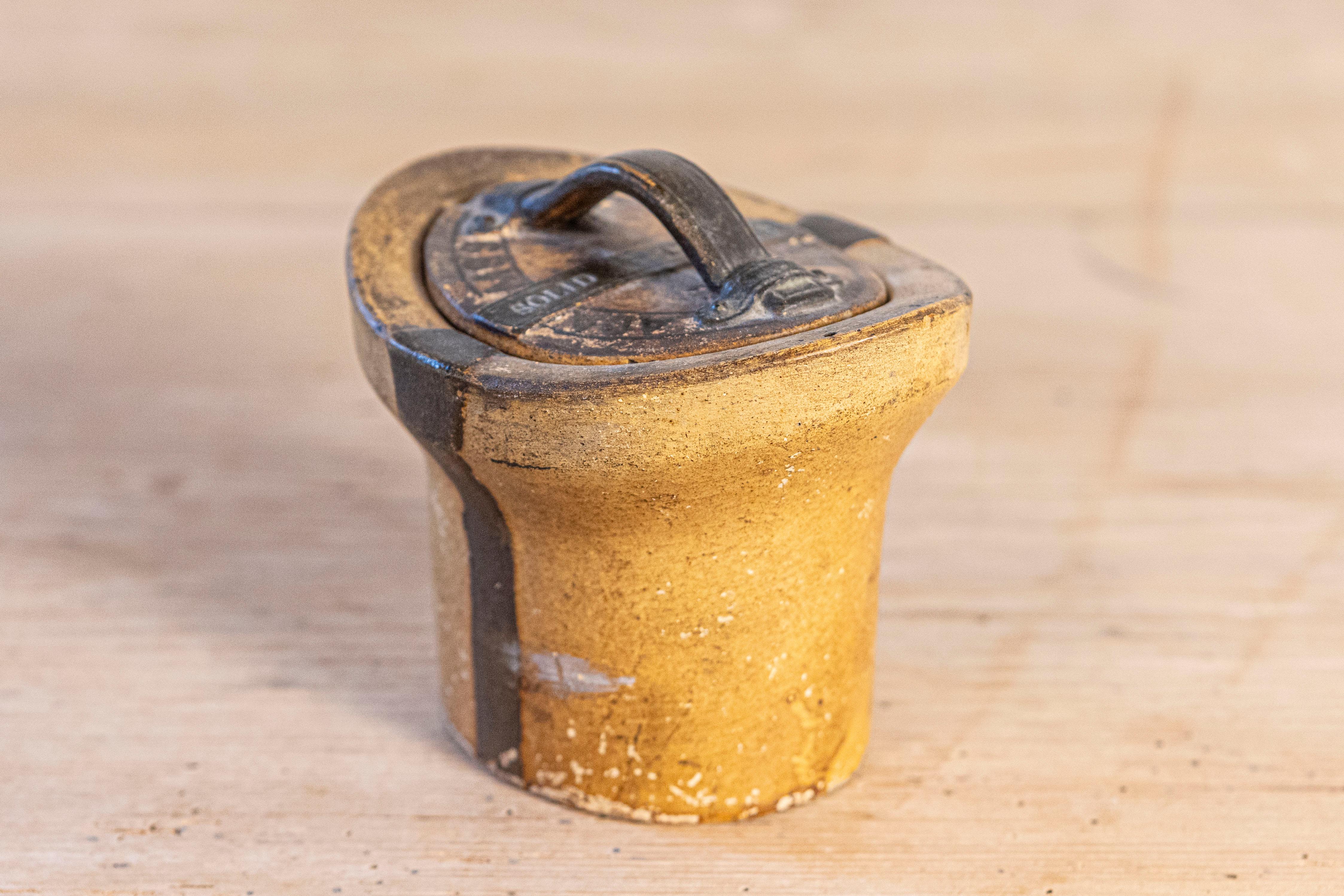 Poteries Récipient en poterie anglais du 19ème siècle en forme de boîte à chapeau et petit couvercle en vente