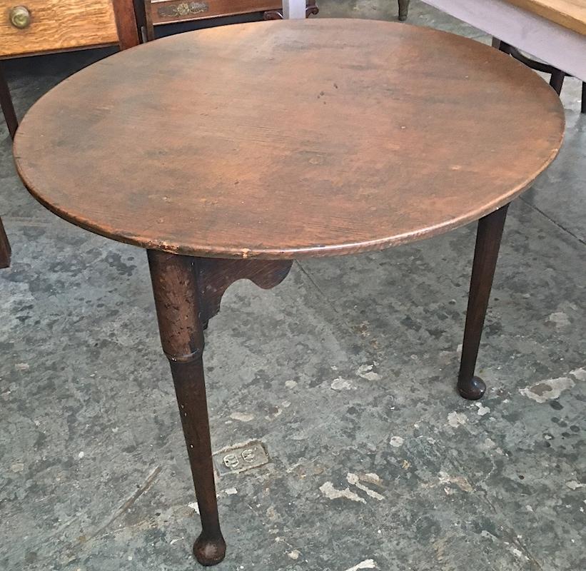 English 19th Century Queen Anne Occasional Round Table In Distressed Condition In Santa Monica, CA