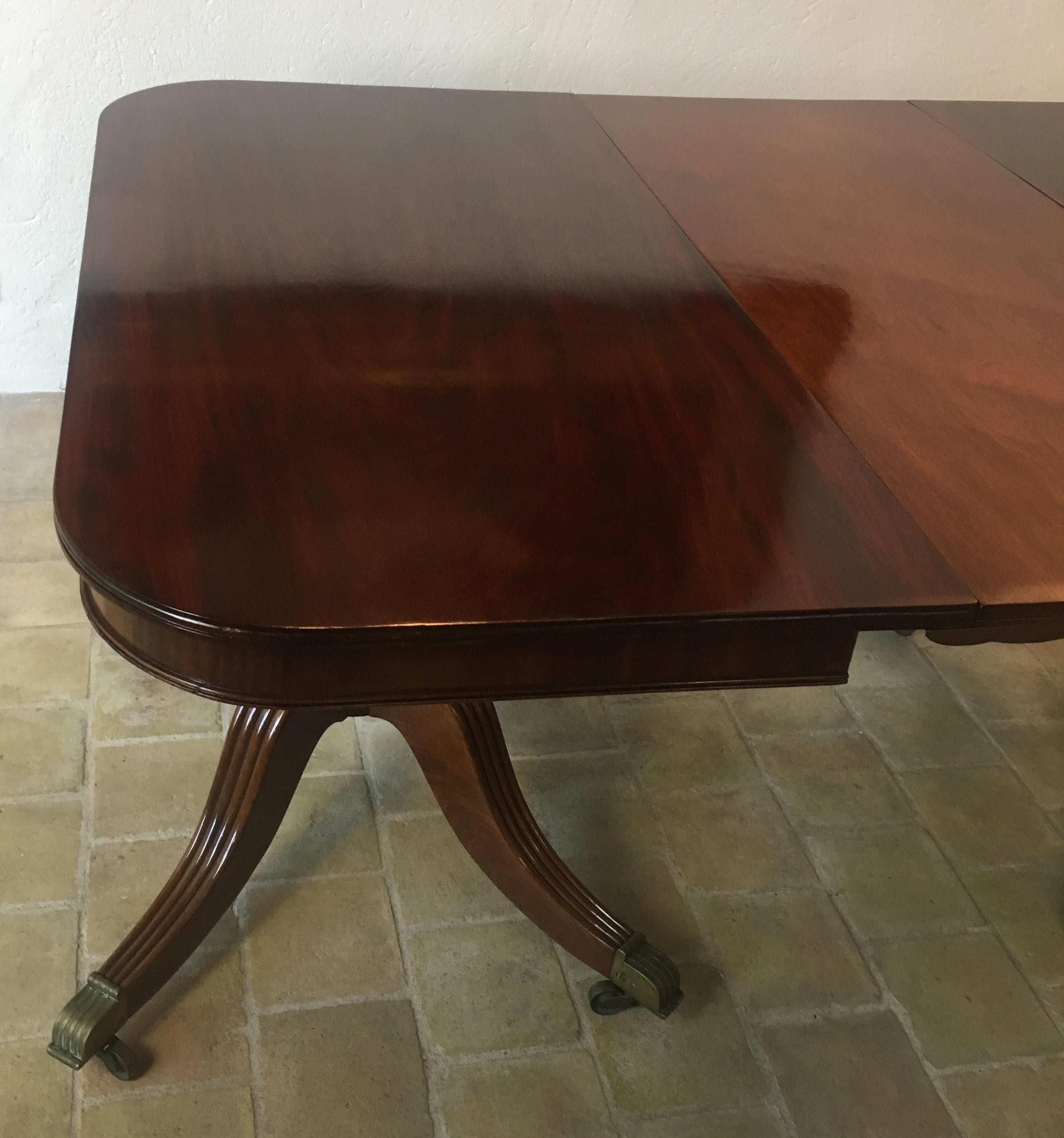 Varnished 19th Century English Mahogany Double Pedestal Extending Dining Table For Sale