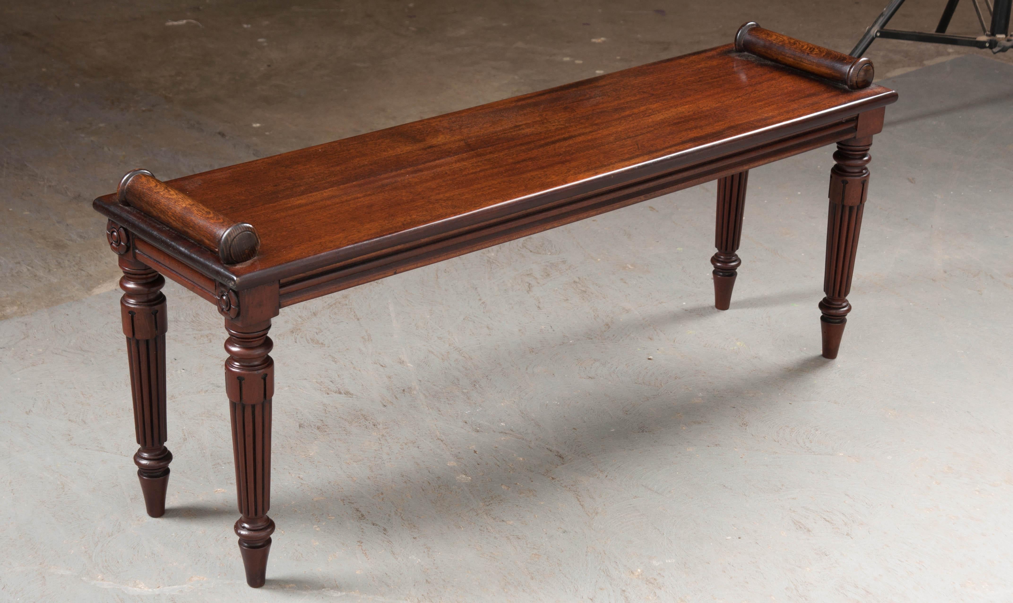 English 19th Century Regency Style Carved Mahogany Hall Bench In Good Condition In Baton Rouge, LA