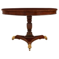 Table centrale de style Régence anglaise du 19ème siècle en acajou, bois de violette et bronze doré