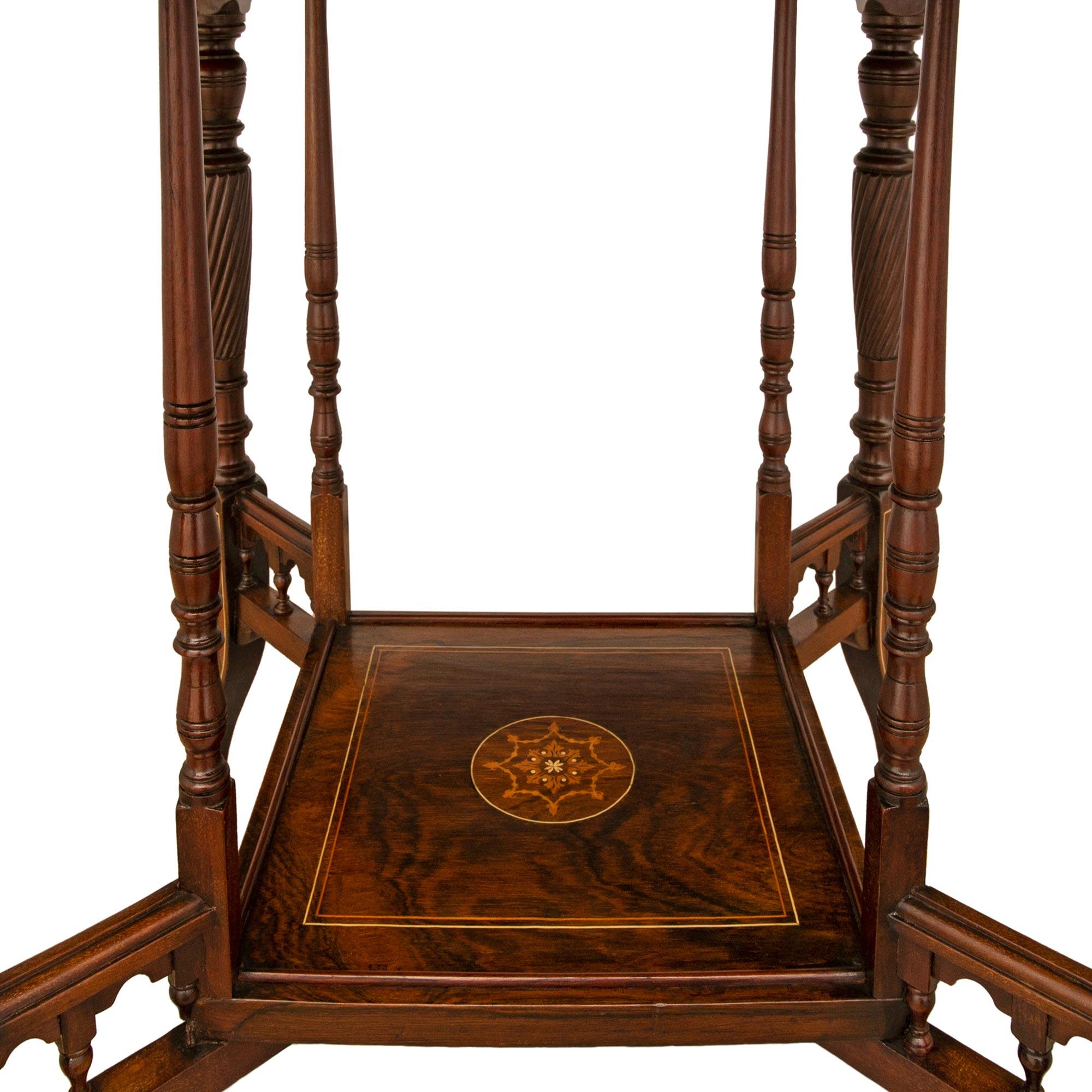 Anglais Table centrale/d'appoint anglaise de style Régence du 19ème siècle en marqueterie de bois de rose en vente