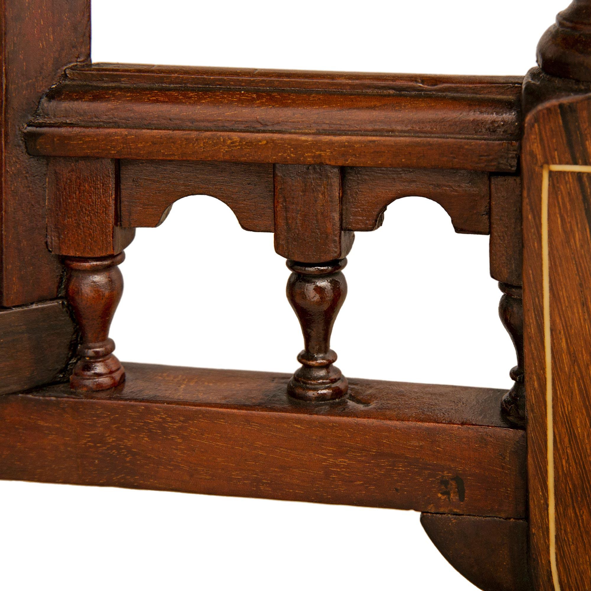 XIXe siècle Table centrale/d'appoint anglaise de style Régence du 19ème siècle en marqueterie de bois de rose en vente