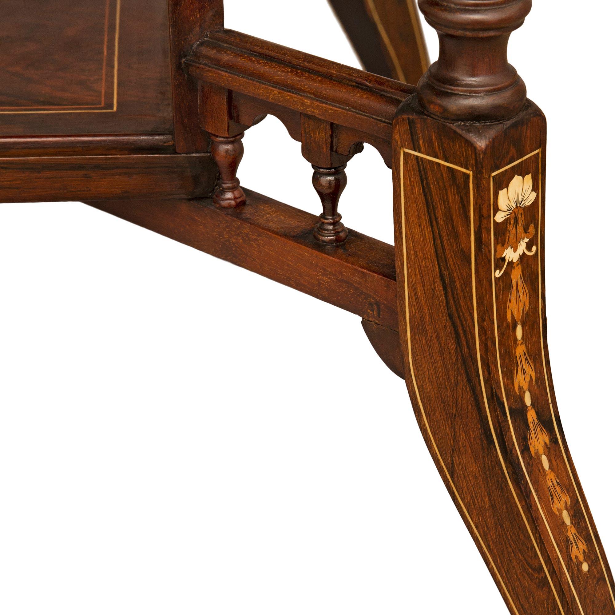 Os Table centrale/d'appoint anglaise de style Régence du 19ème siècle en marqueterie de bois de rose en vente