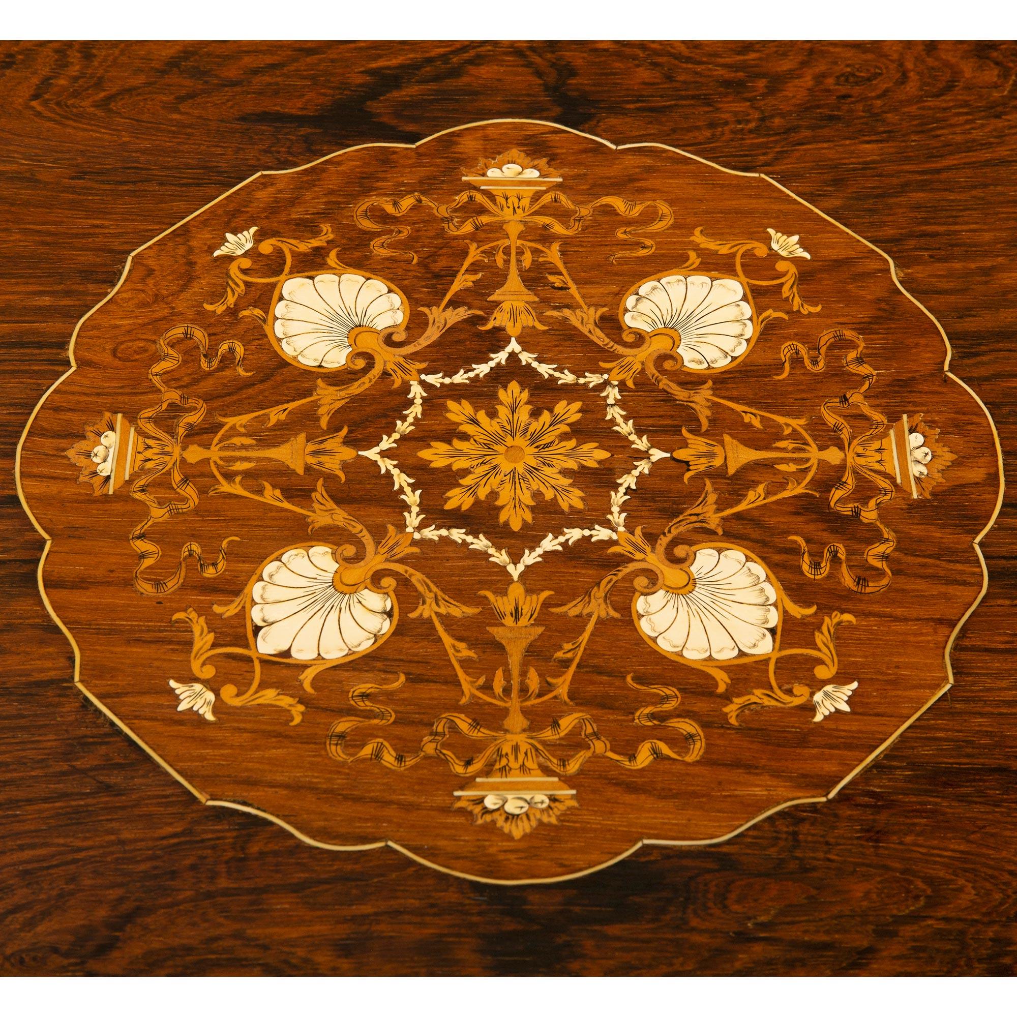 Table centrale/d'appoint anglaise de style Régence du 19ème siècle en marqueterie de bois de rose en vente 1