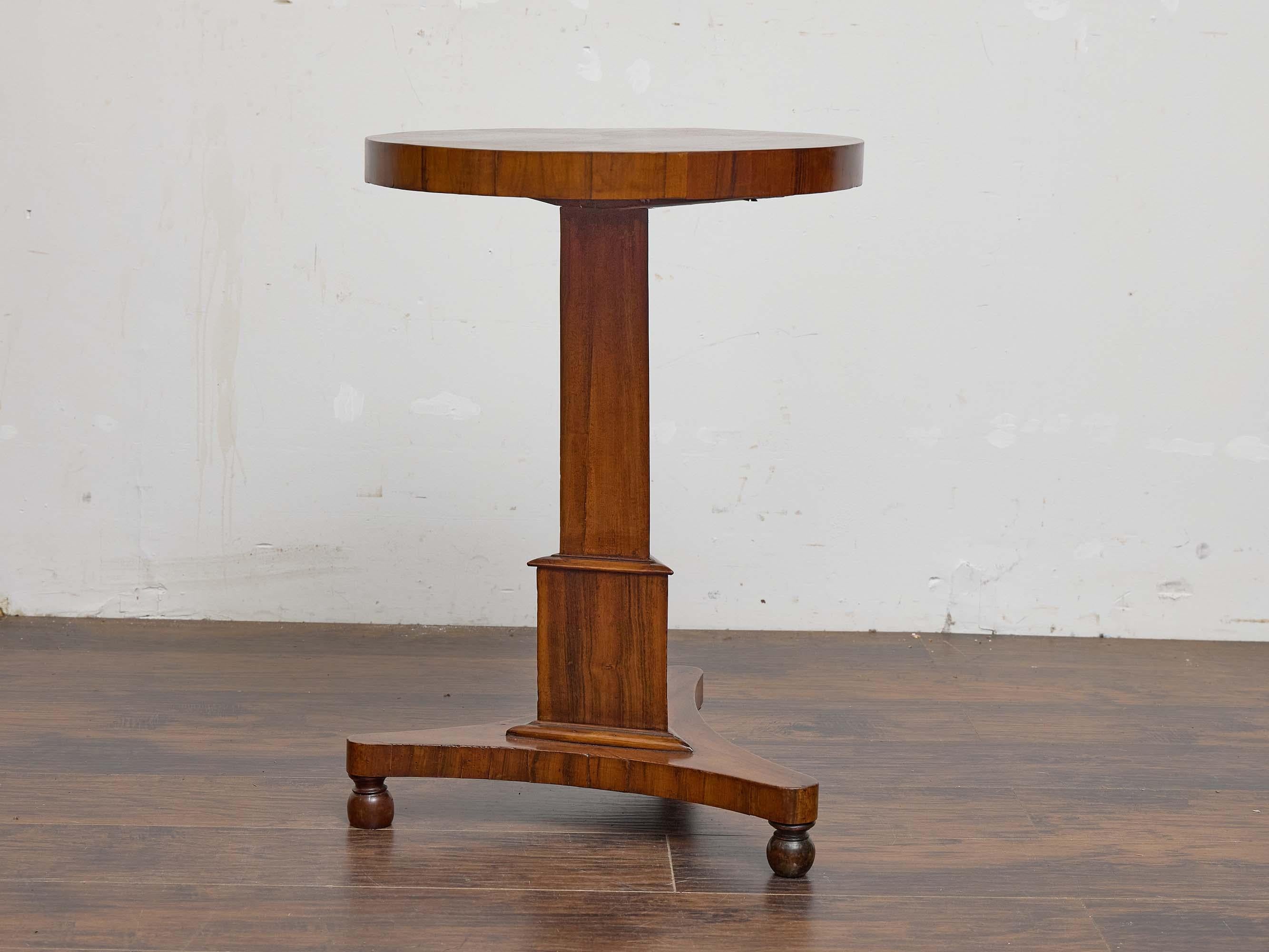 Veneer English 19th Century Rosewood Pedestal Table with Triangular Base For Sale