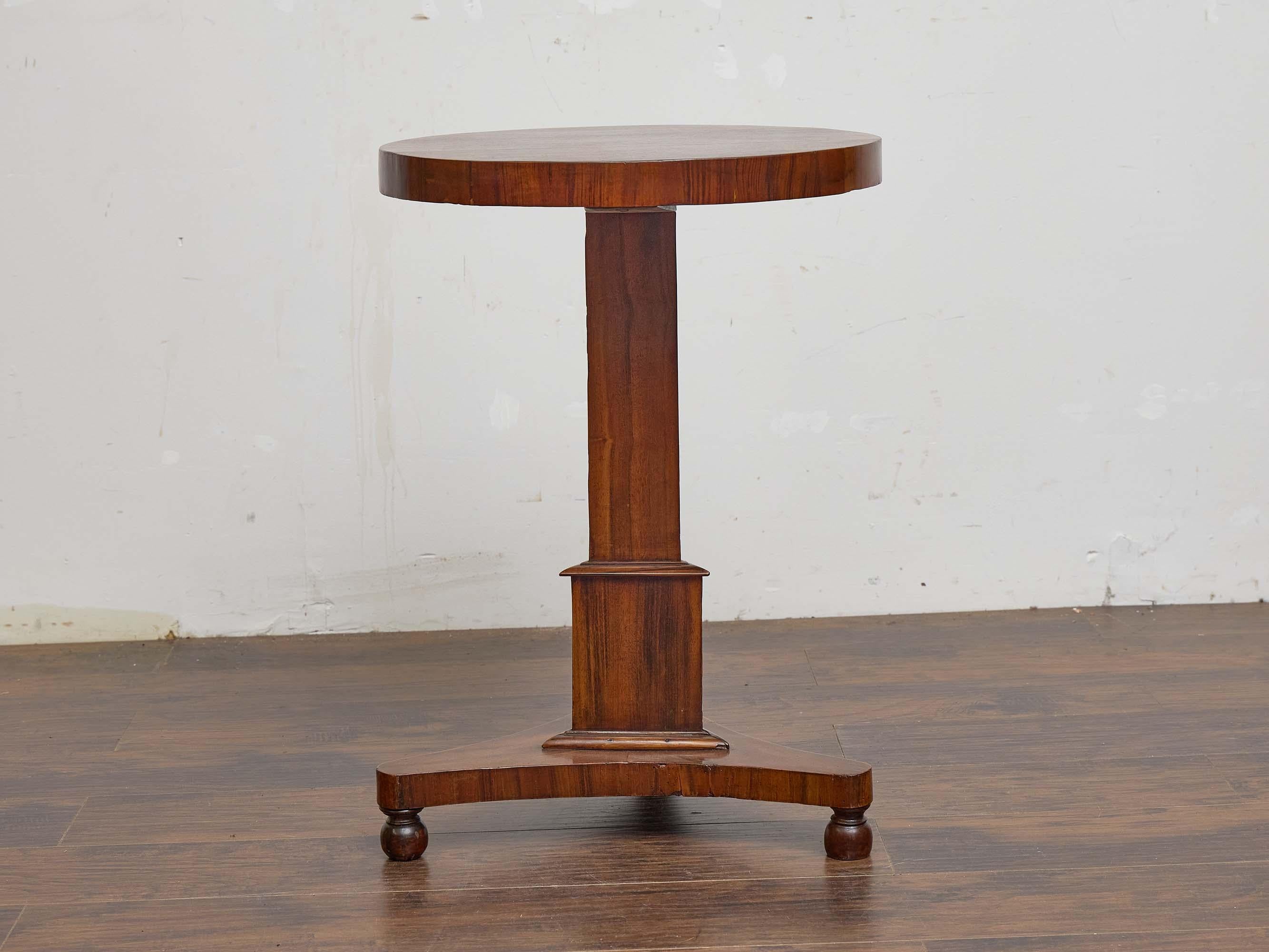 English 19th Century Rosewood Pedestal Table with Triangular Base For Sale 1