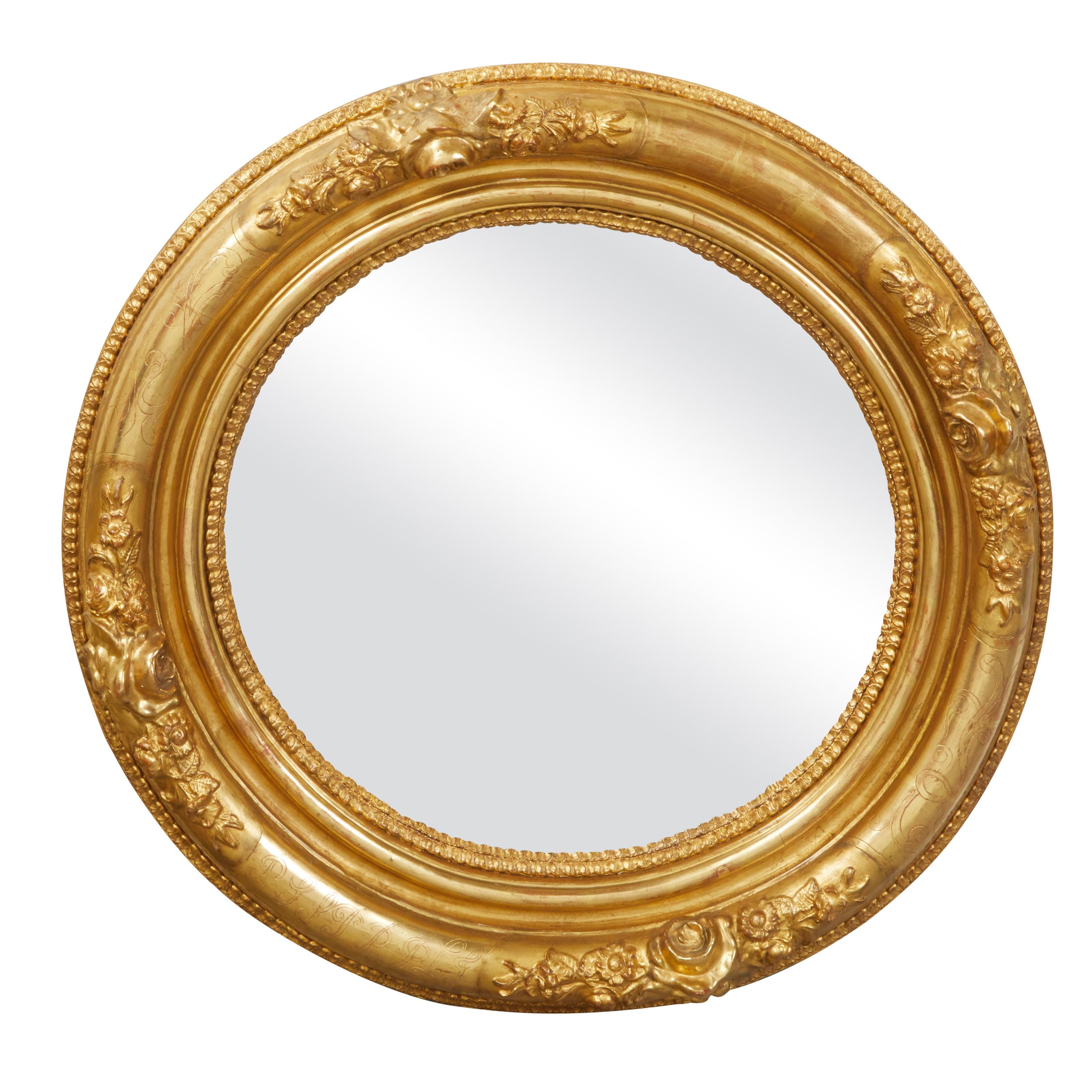 English 19th Century Round Giltwood Mirror with Carved Flowers and Etched Motifs In Good Condition For Sale In Atlanta, GA