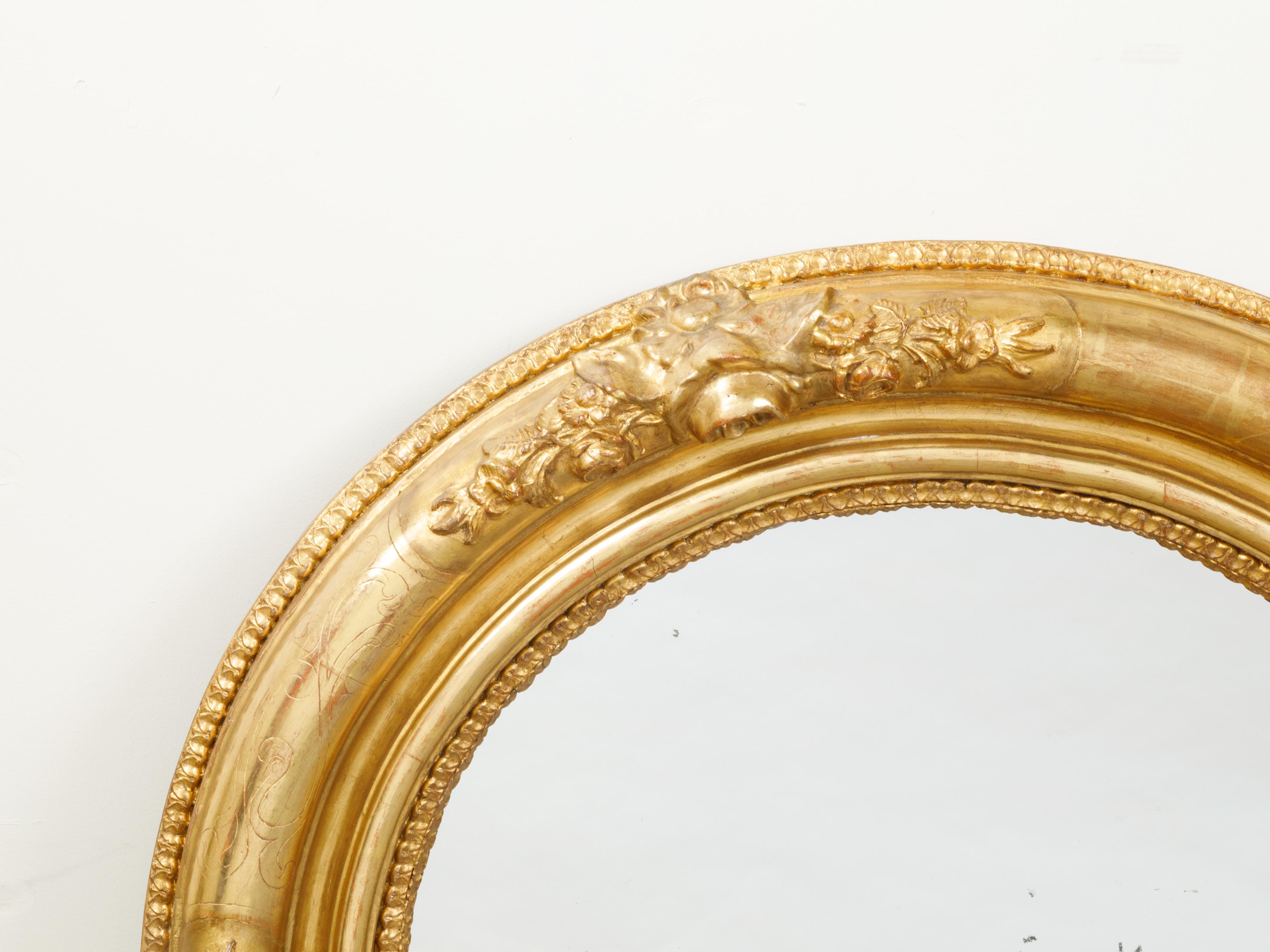 English 19th Century Round Giltwood Mirror with Carved Flowers and Etched Motifs For Sale 1
