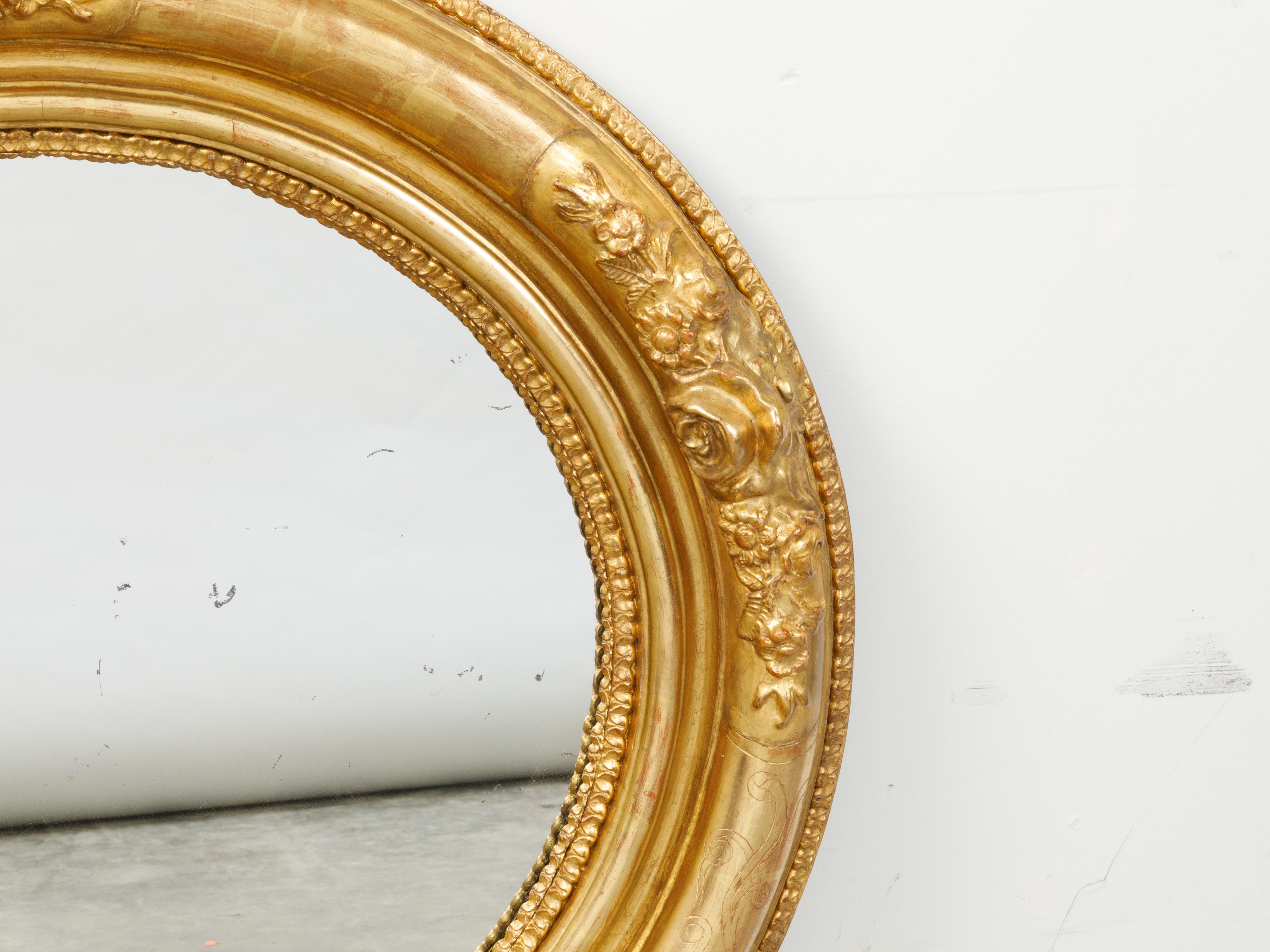 English 19th Century Round Giltwood Mirror with Carved Flowers and Etched Motifs For Sale 2