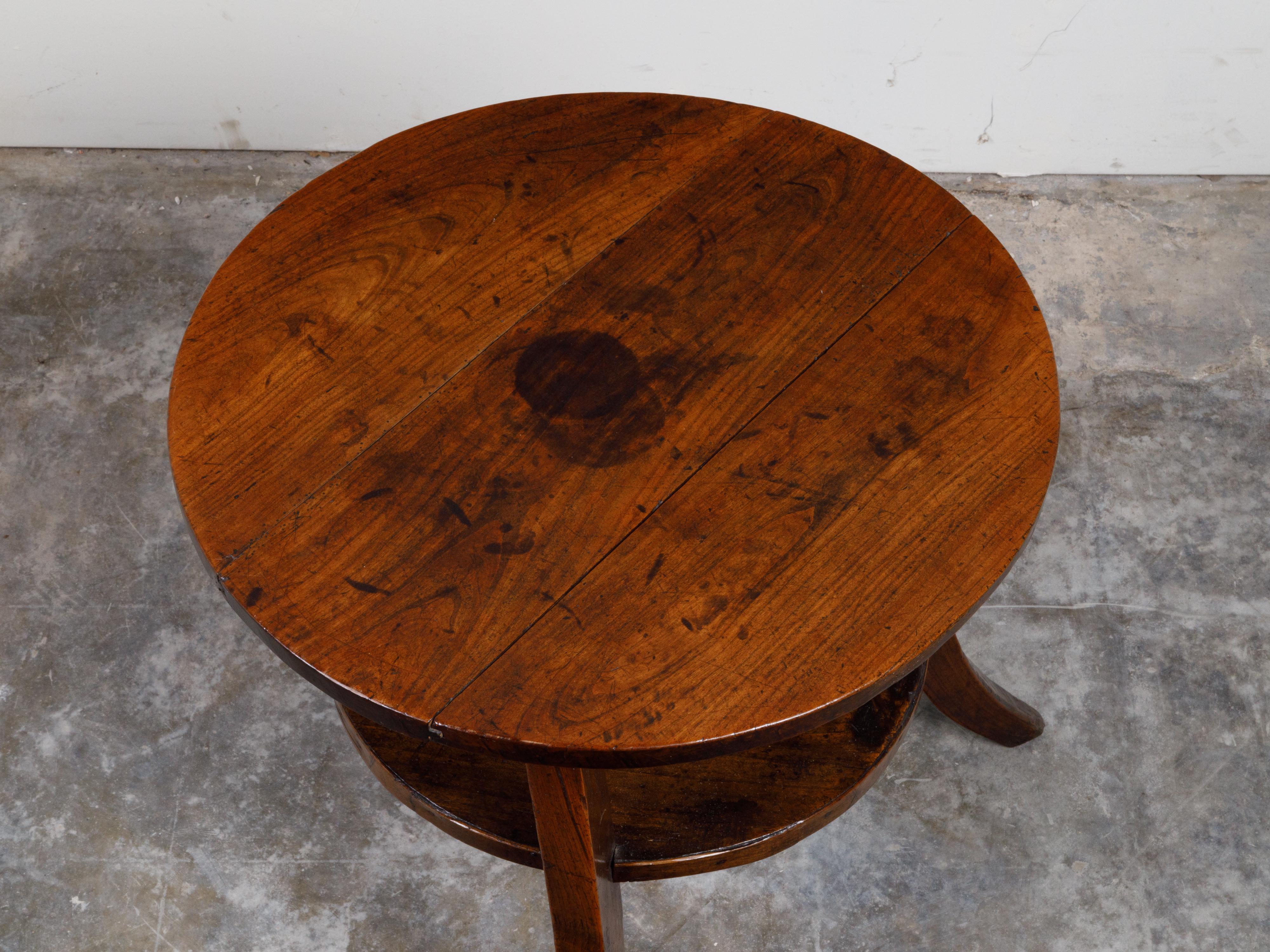 English 19th Century Round Top Walnut Side Table with Shelf and Saber Legs 2