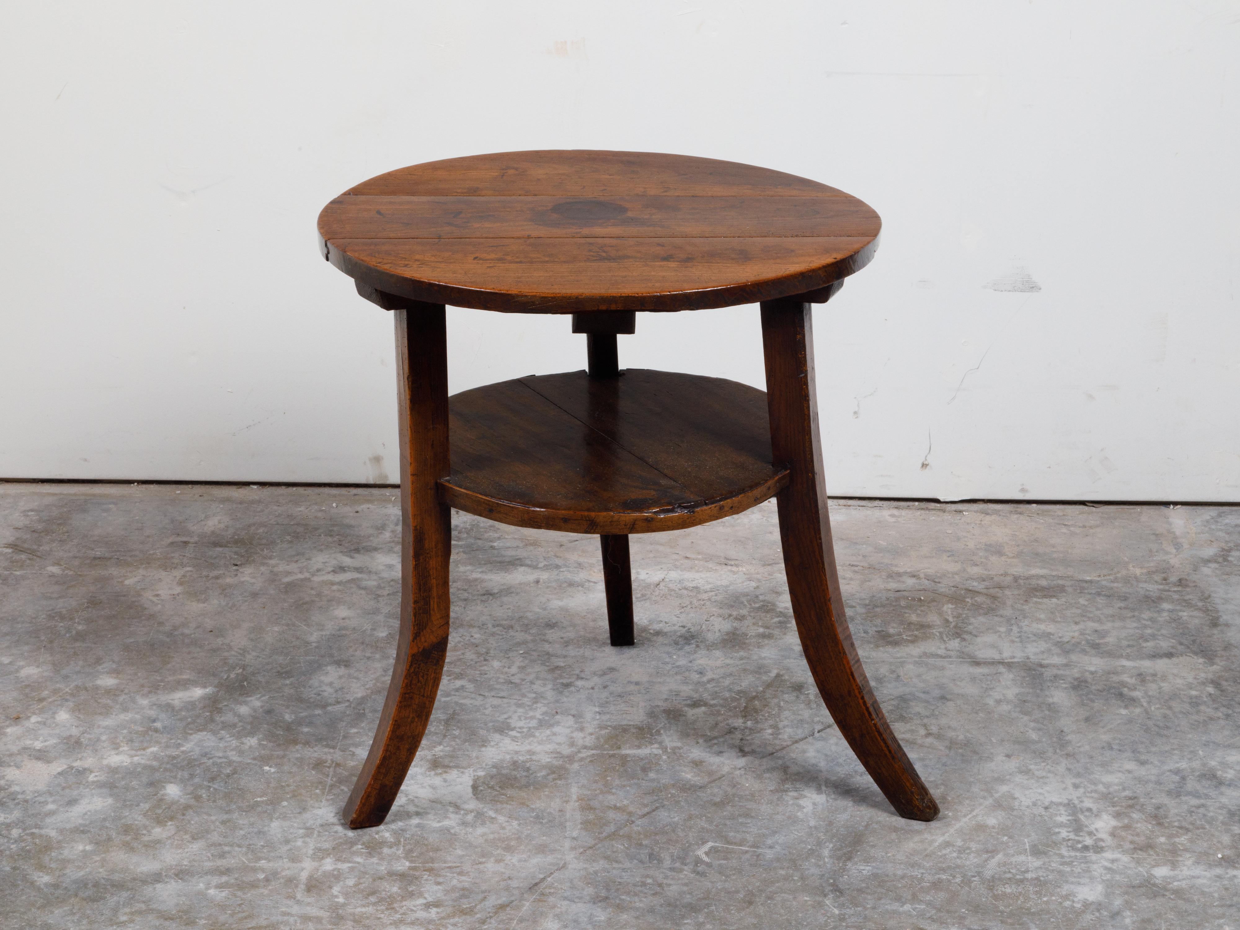 English 19th Century Round Top Walnut Side Table with Shelf and Saber Legs 3