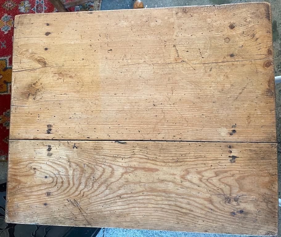 English 19th Century Rustic Pine End Table With One Drawer 11