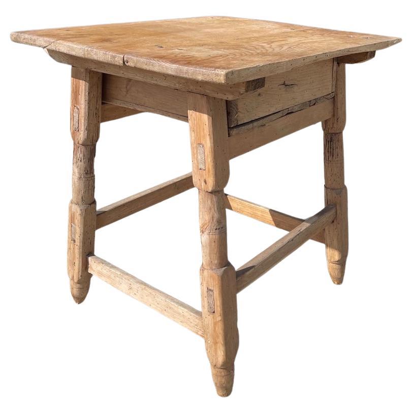 English 19th Century Rustic Pine End Table With One Drawer 2