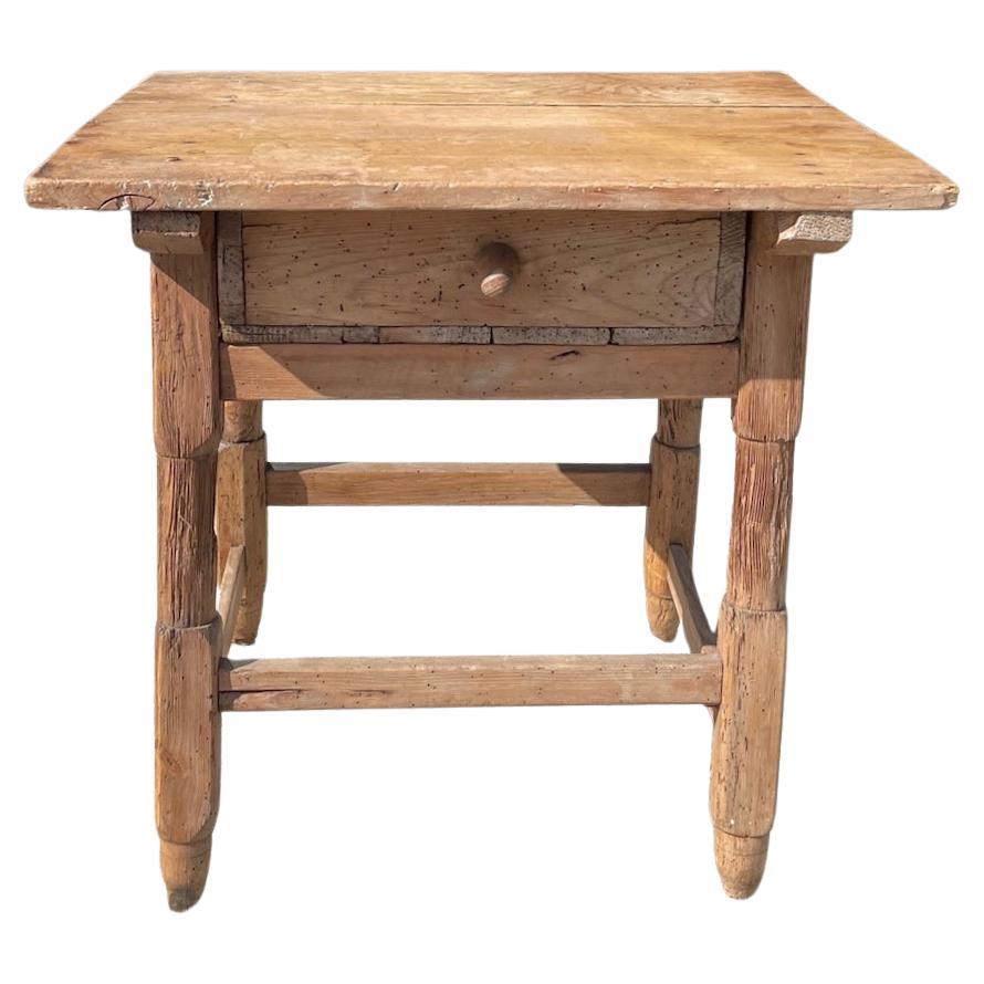 English 19th Century Rustic Pine End Table With One Drawer 3