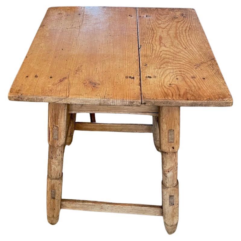 English 19th Century Rustic Pine End Table With One Drawer In Distressed Condition In Santa Monica, CA