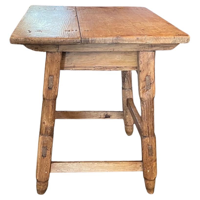 English 19th Century Rustic Pine End Table With One Drawer 1