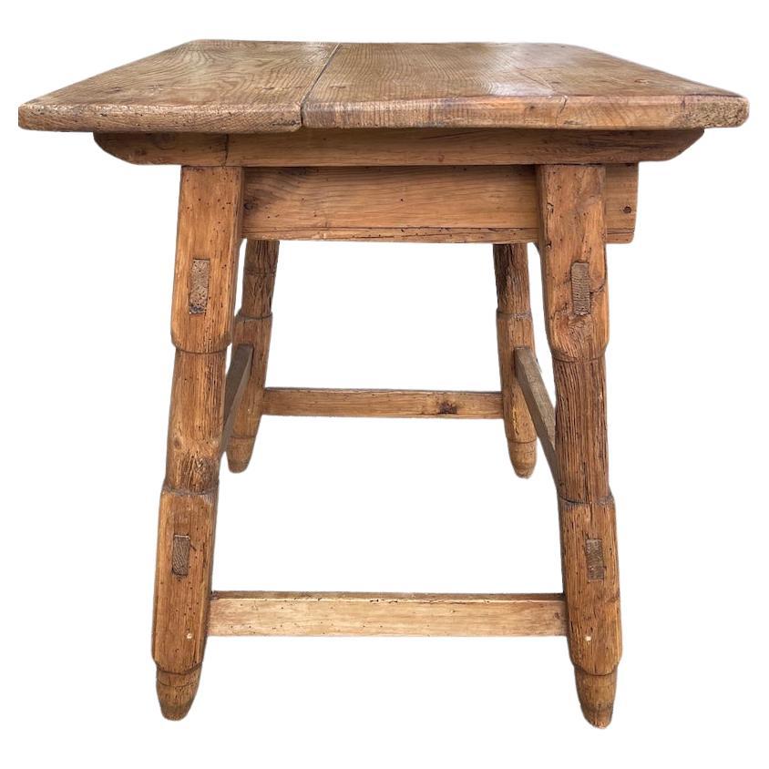 English 19th Century Rustic Pine End Table With One Drawer 5