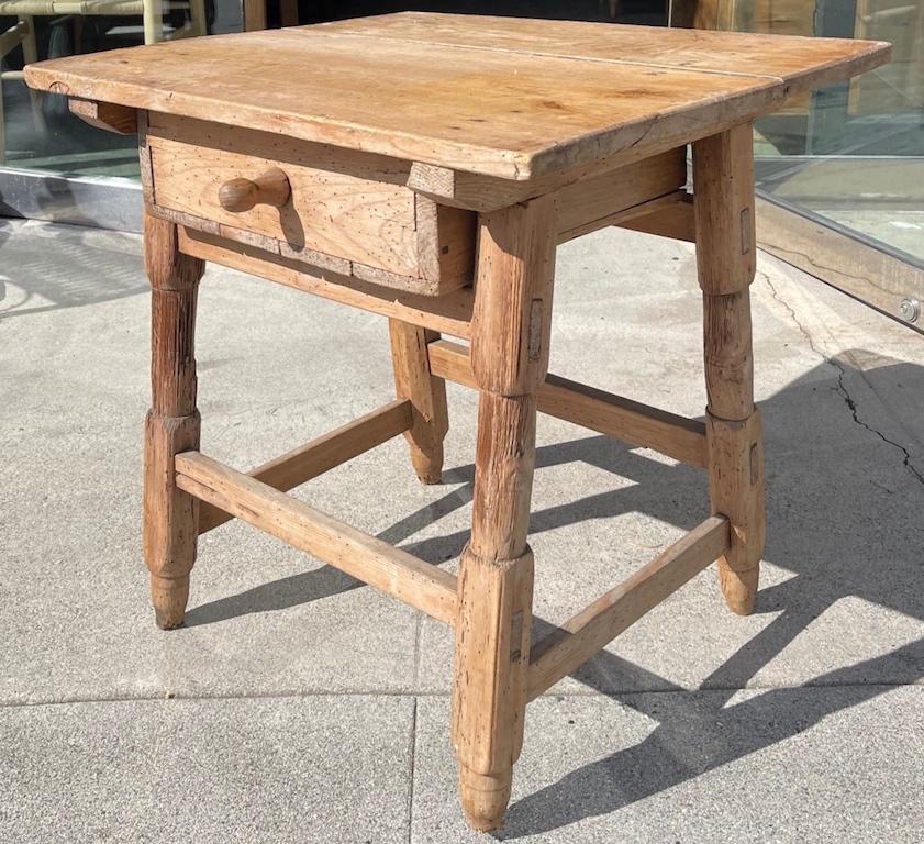 English 19th Century Rustic Pine End Table With One Drawer 6