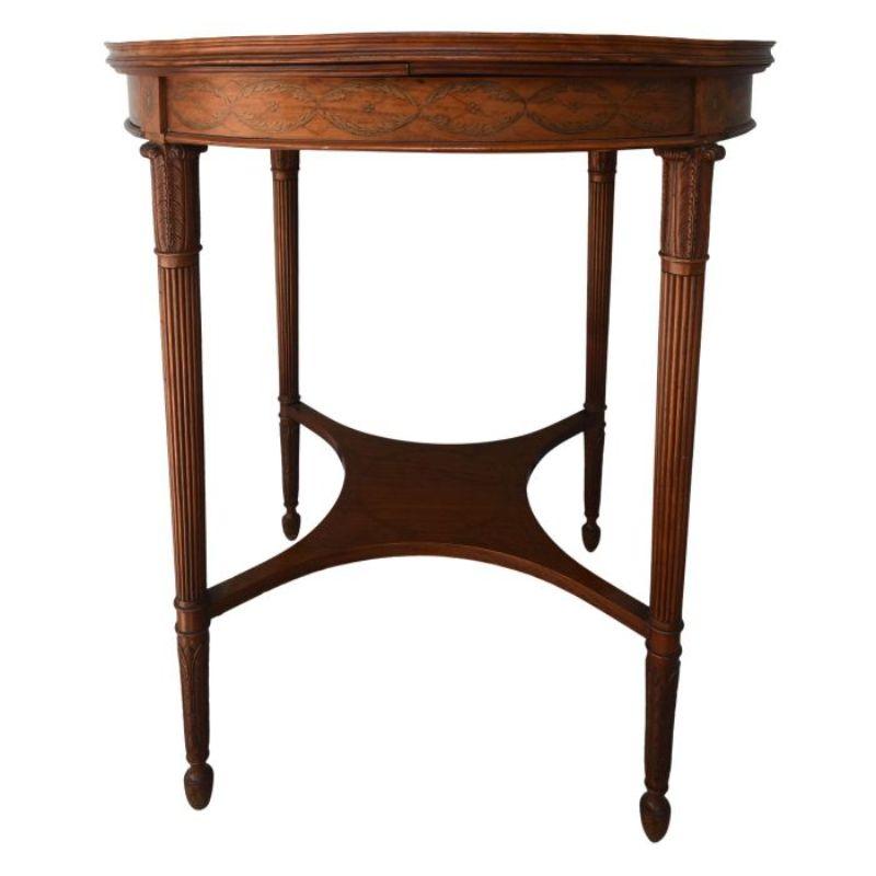 English pedestal table in 19th century satinwood (satin mahogany) with a size of 77 cm of top by 77 cm of height restorations to be planned on the top which has many cracks and some lack of moldings decorated with interlacing on the entire
