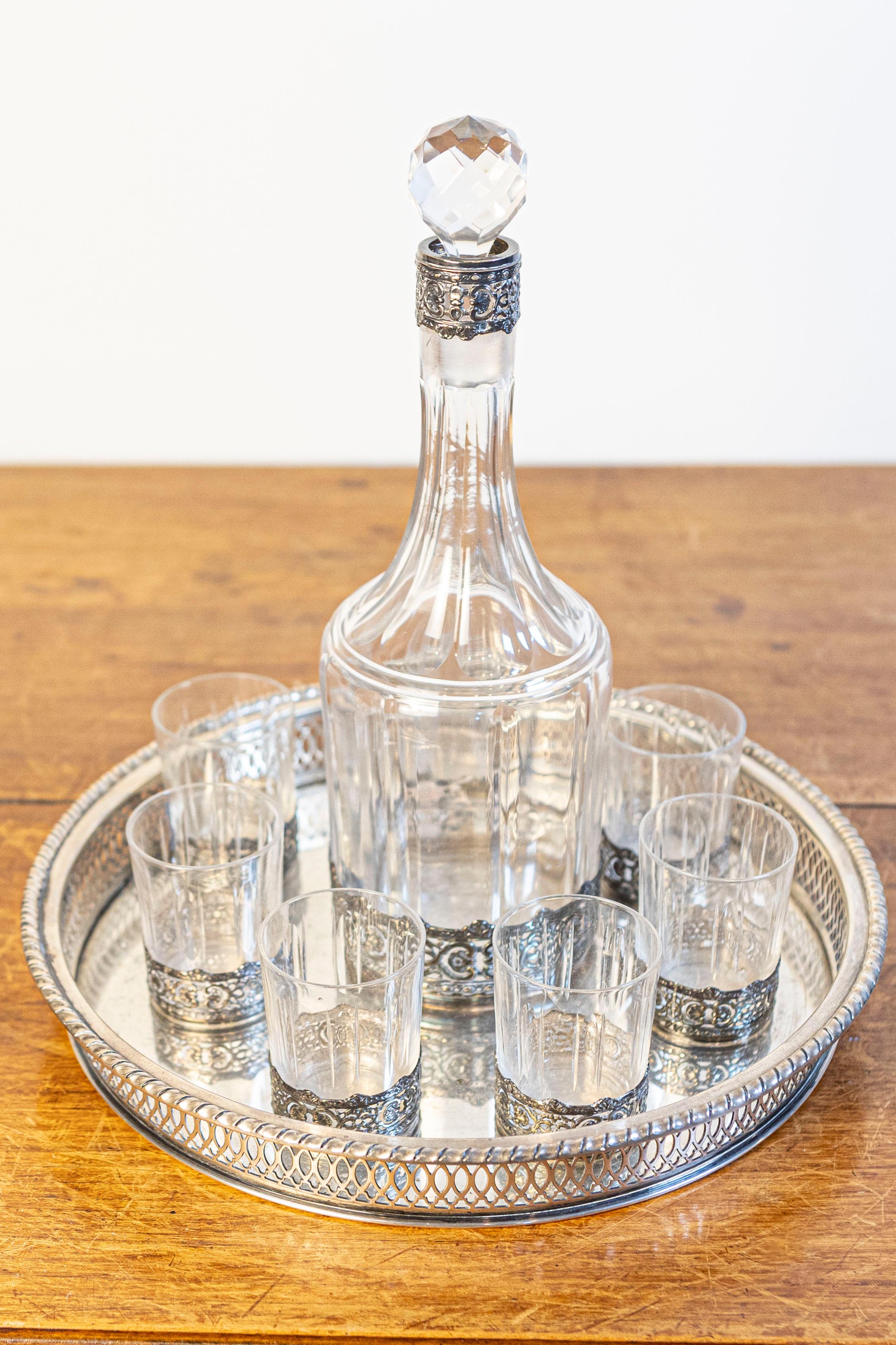 Un set di decanter in argento e cristallo inglese del XIX secolo, con sette bicchieri, un decanter e un piatto d'argento. Nato in Inghilterra nel XIX secolo, questo squisito set presenta un decanter in cristallo di 3,5 pollici di diametro x 10,75
