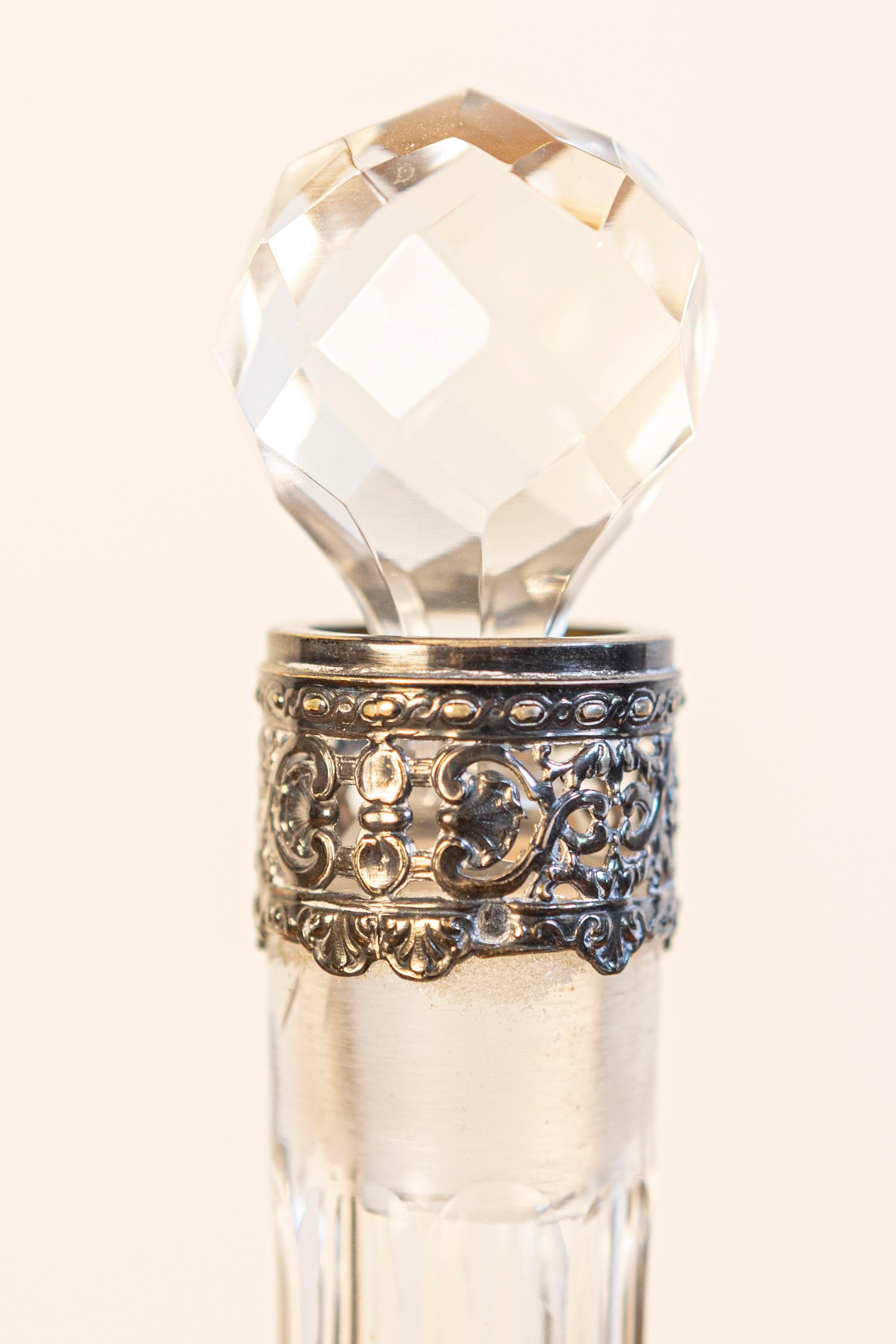 Inglese Set di decanter in argento e cristallo del XIX secolo con bicchieri e piatto di portata in vendita