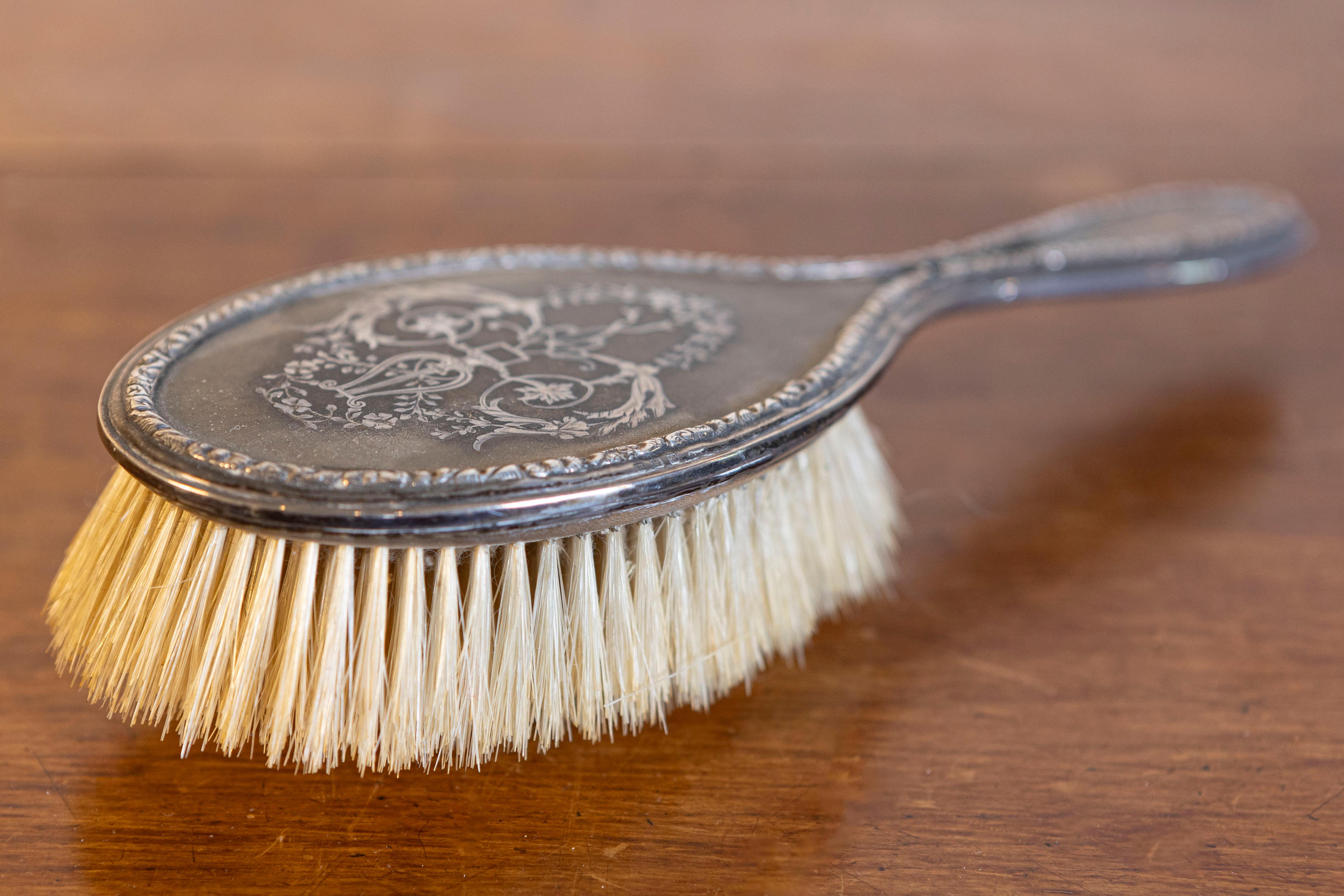 Inglese Spazzola da toletta inglese del XIX secolo in argento con lira e arabeschi floreali in vendita