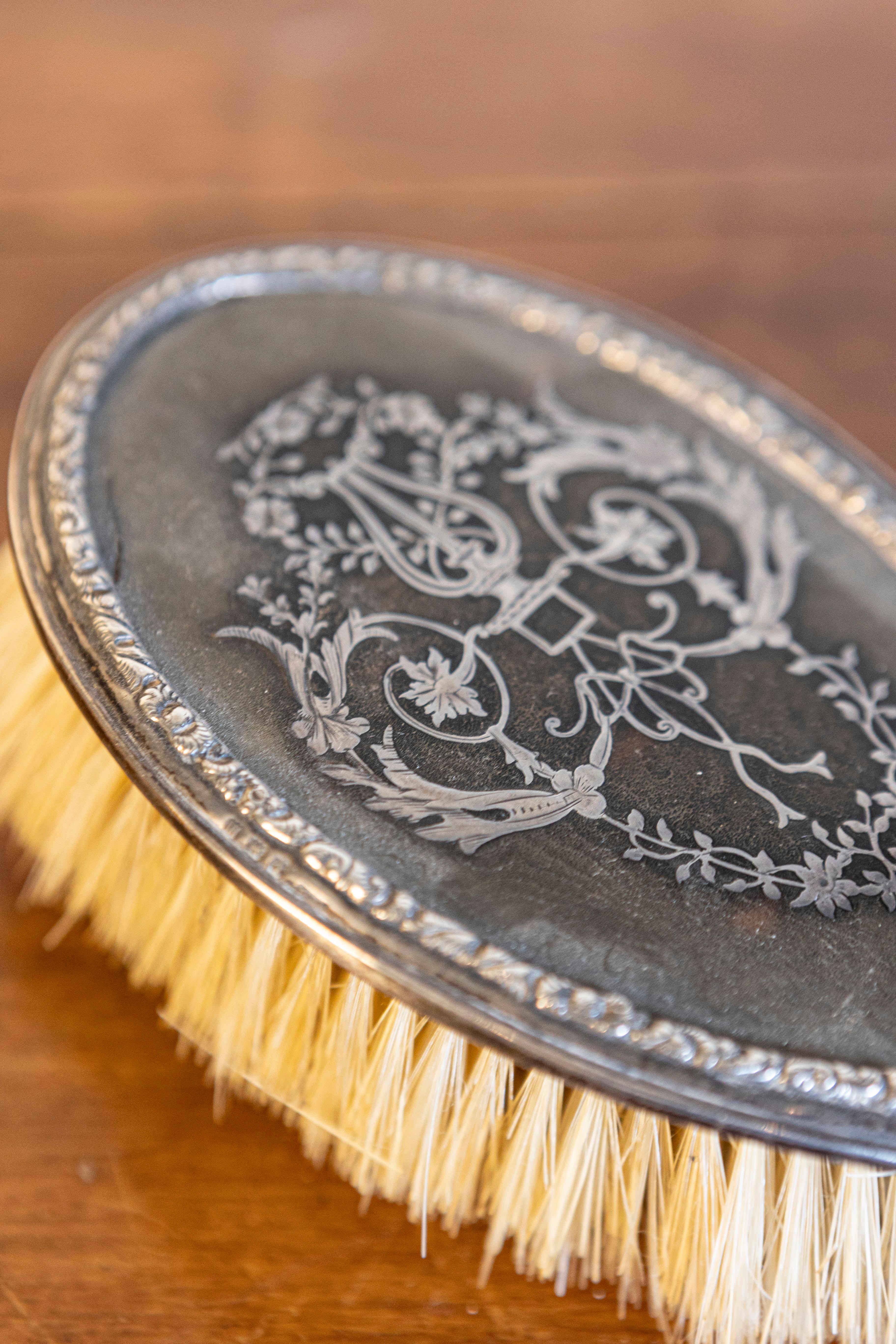 Spazzola da toletta inglese del XIX secolo in argento con lira e arabeschi floreali In condizioni buone in vendita a Atlanta, GA