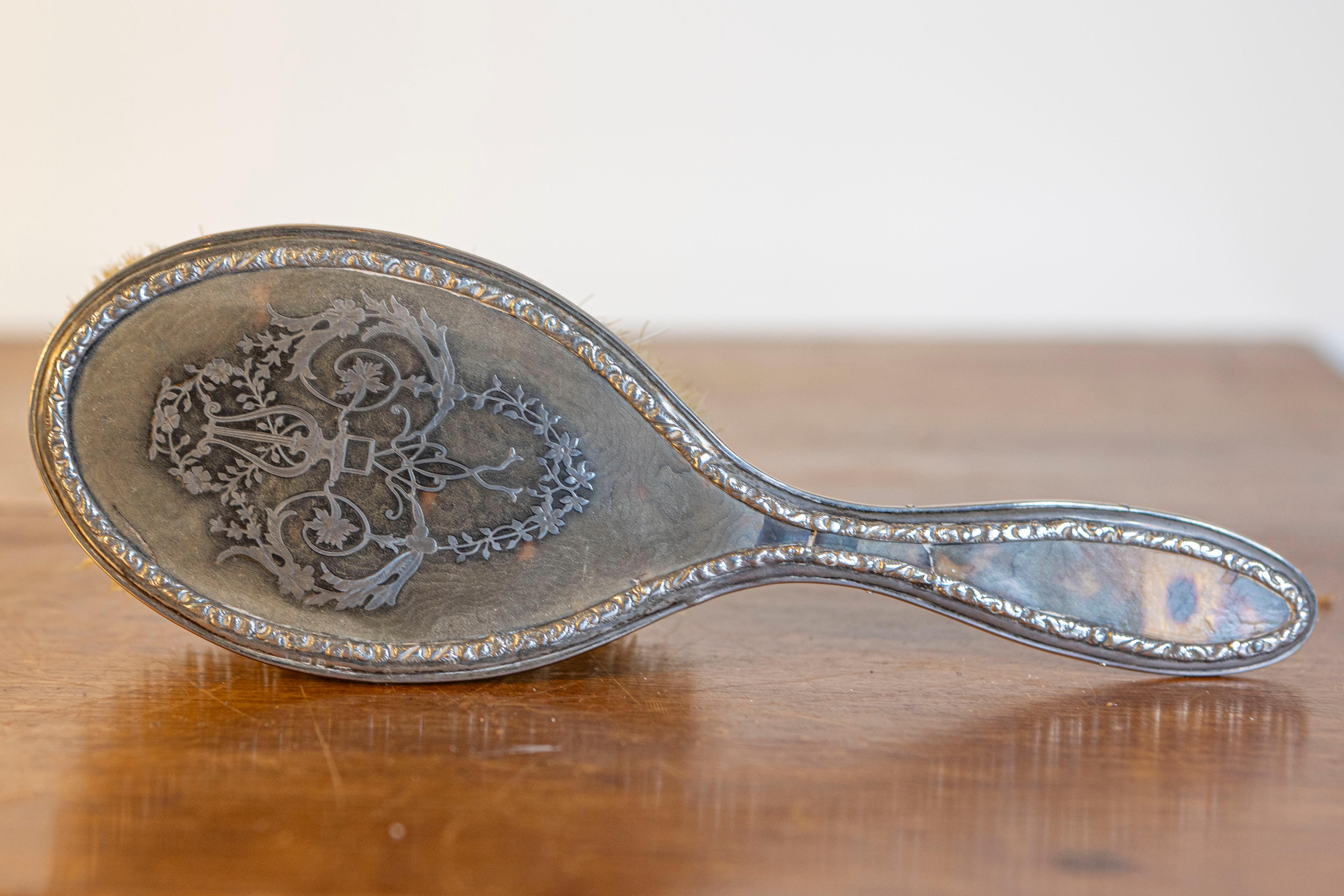 Spazzola da toletta inglese del XIX secolo in argento con lira e arabeschi floreali in vendita 1