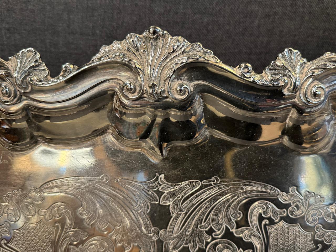 Inglese Vassoio da tè inglese in argento del XIX secolo in vendita