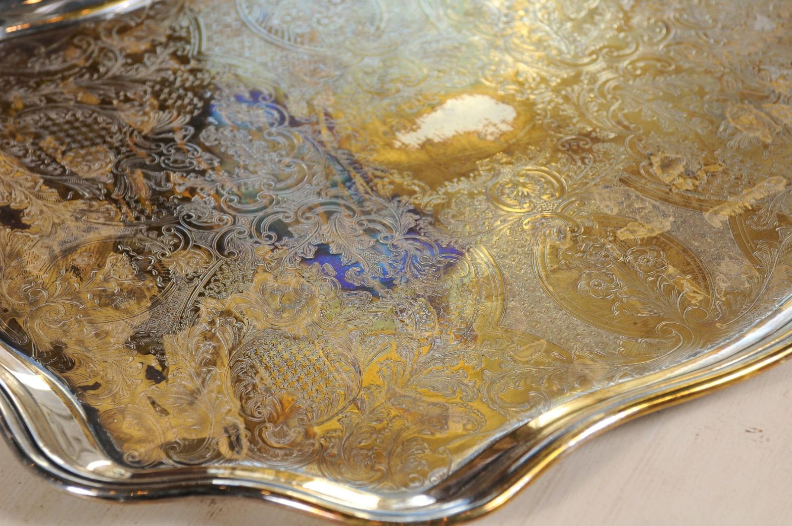 English 19th Century Silver Plate Tray with Chased Décor and Lateral Handles For Sale 8