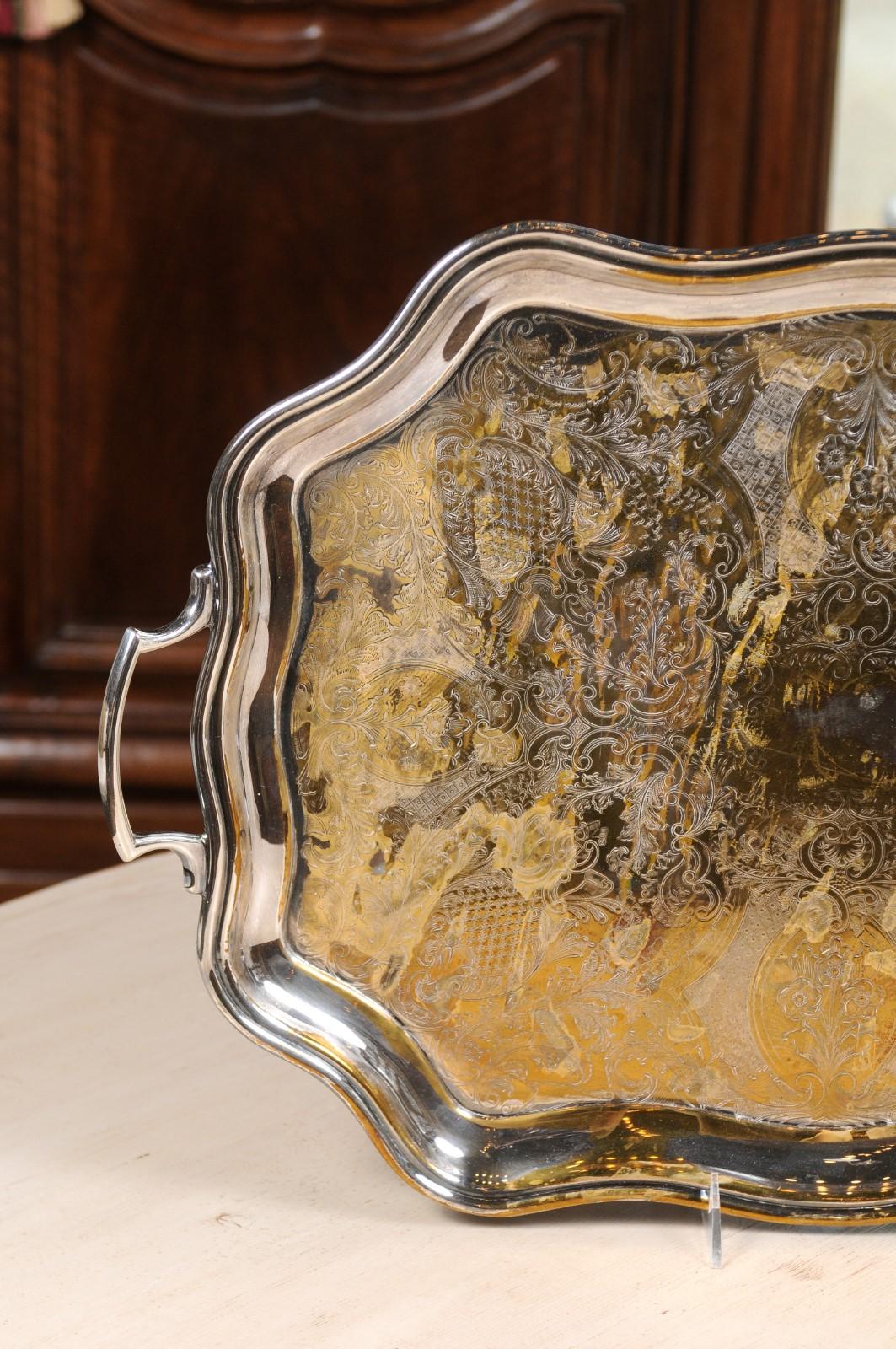 English 19th Century Silver Plate Tray with Chased Décor and Lateral Handles For Sale 1