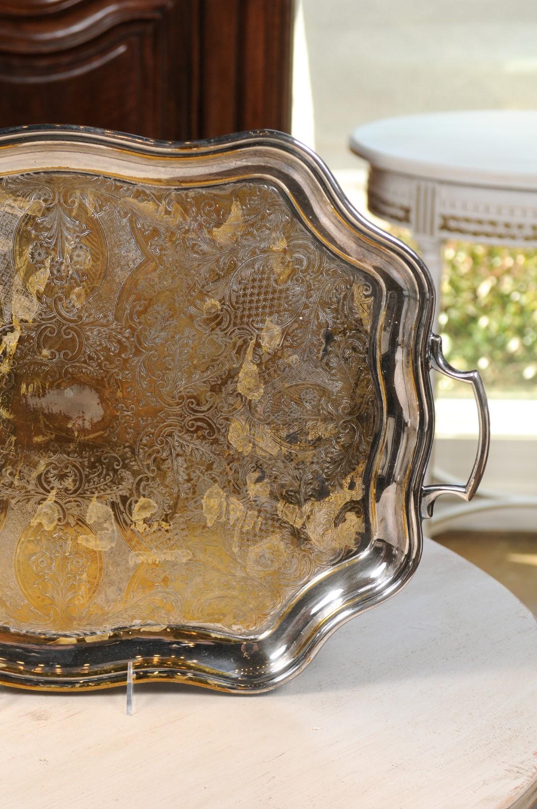 English 19th Century Silver Plate Tray with Chased Décor and Lateral Handles For Sale 2