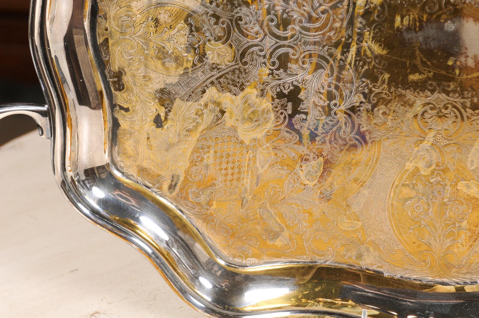 Plateau anglais du 19ème siècle en métal argenté avec décor ciselé et poignées ultérieures en vente 1