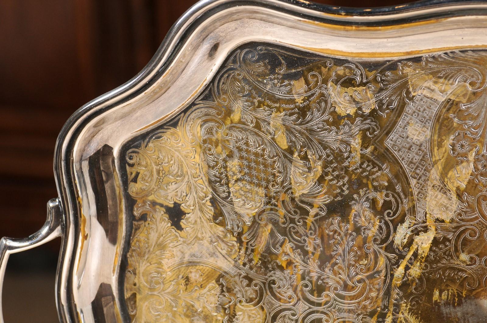 Plateau anglais du 19ème siècle en métal argenté avec décor ciselé et poignées ultérieures en vente 2