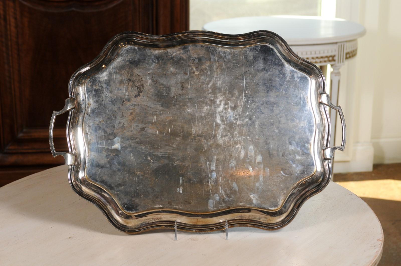 Plateau anglais du 19ème siècle en métal argenté avec décor ciselé et poignées ultérieures en vente 3