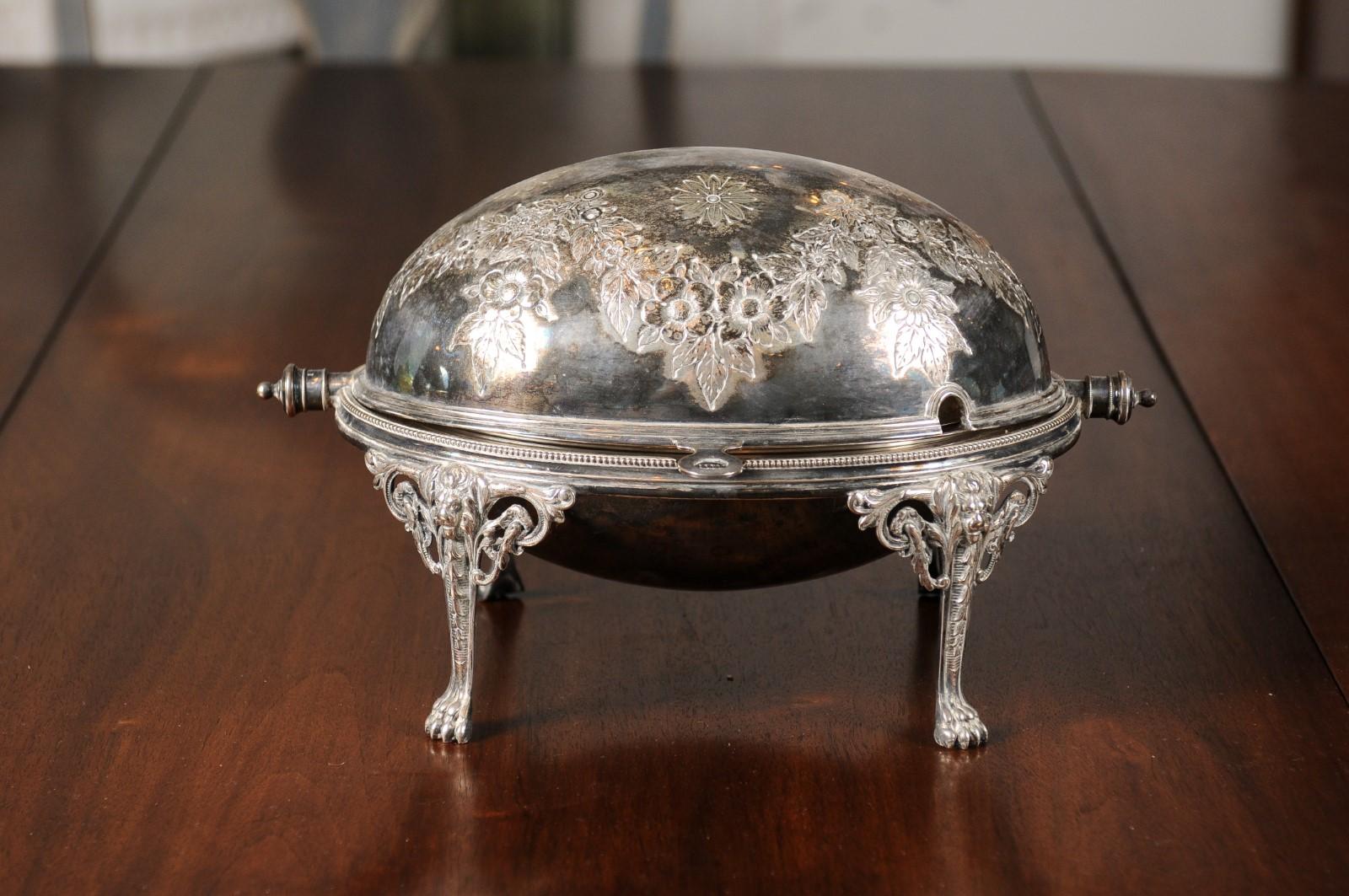 An English silver plated asparagus dish warmer from the 19th century, with floral motifs and cabriole legs. Born in England during the 19th century, this asparagus dish warmer features an oval top, adorned with a delicate floral décor. The lid