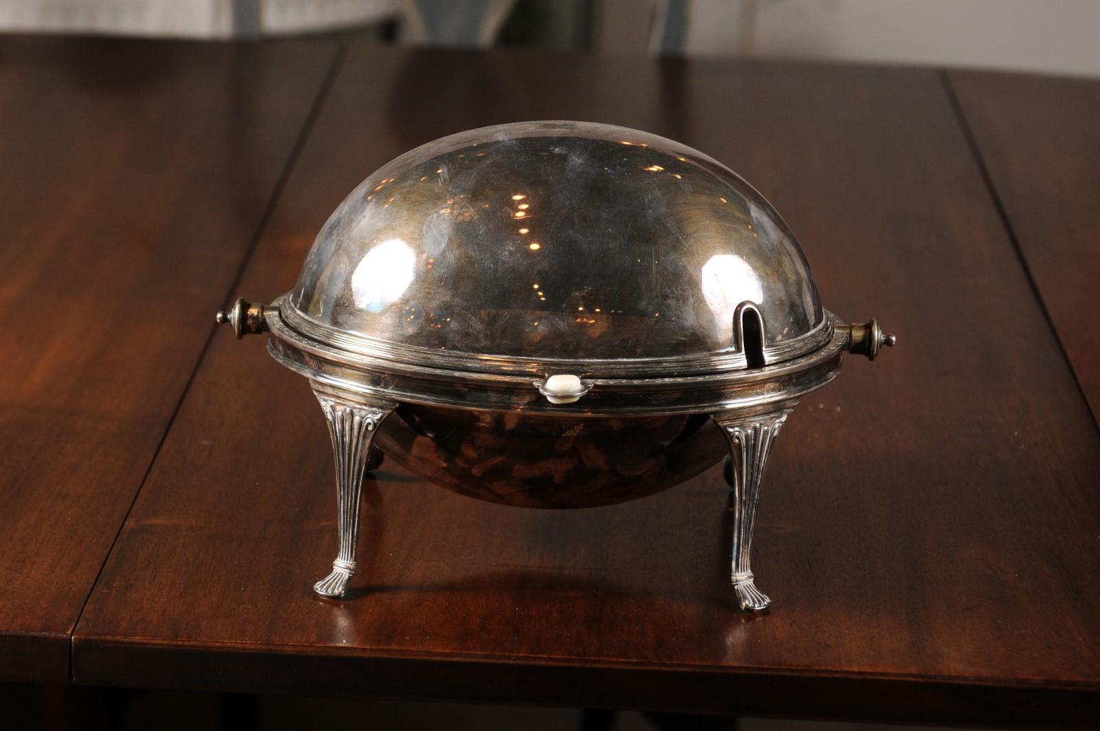 An English silver plated food warmer from the 19th century, with cabriole legs and paw feet. Born in England during the 19th century, this food warmer features an oval top that slides down to reveal the inner section, pierced with fleur-de-lys style