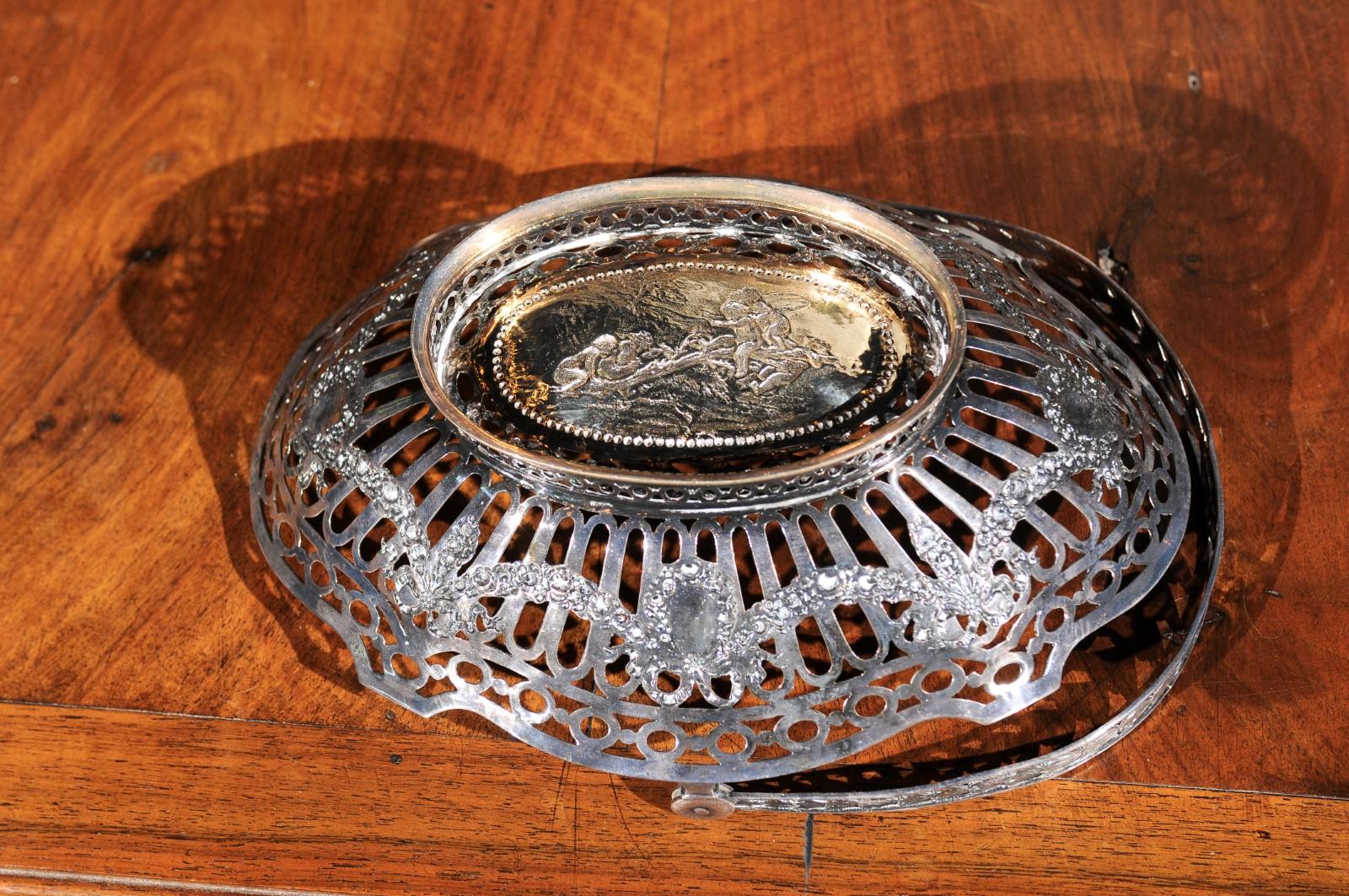 English 19th Century Silver Plated Oval Bread Basket with Putti and Garlands For Sale 7