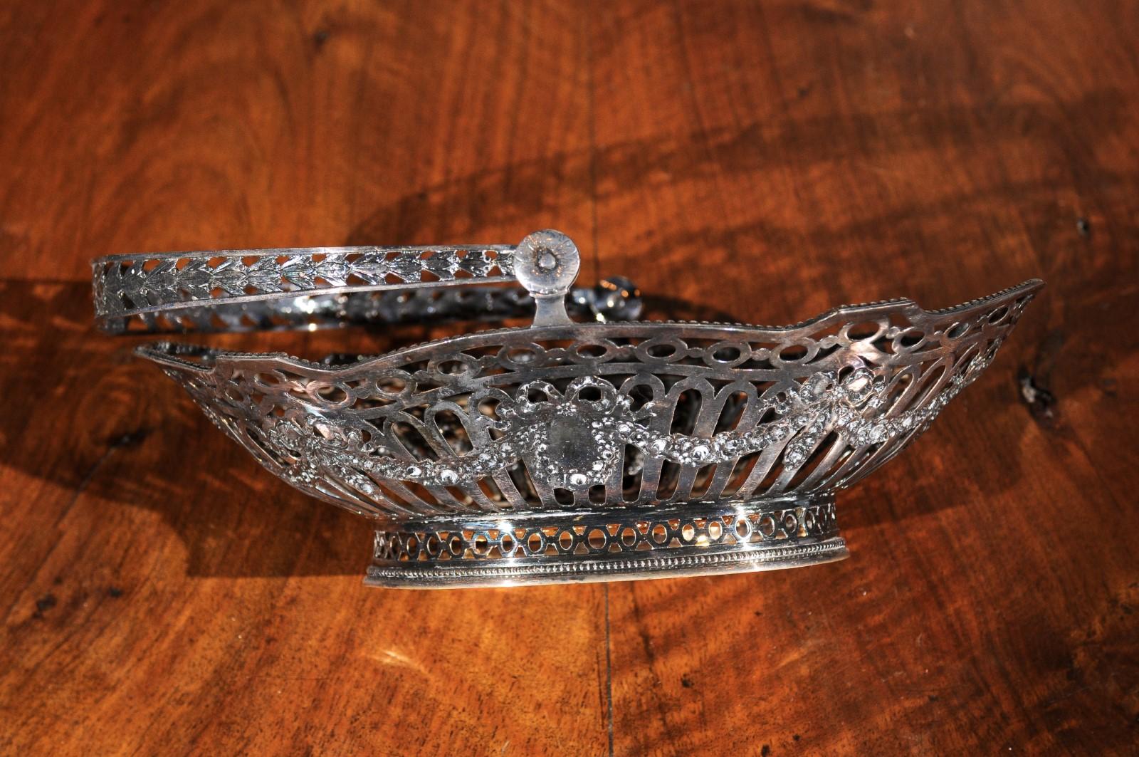 English 19th Century Silver Plated Oval Bread Basket with Putti and Garlands For Sale 8
