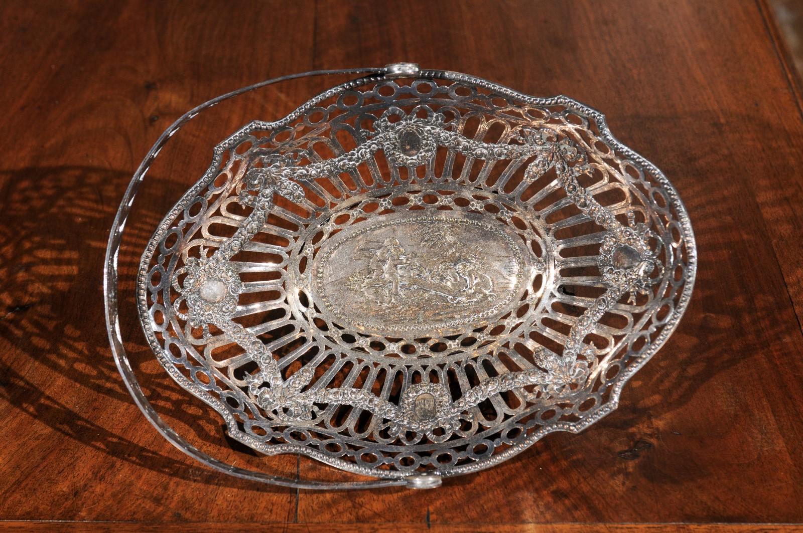 English 19th Century Silver Plated Oval Bread Basket with Putti and Garlands In Good Condition For Sale In Atlanta, GA