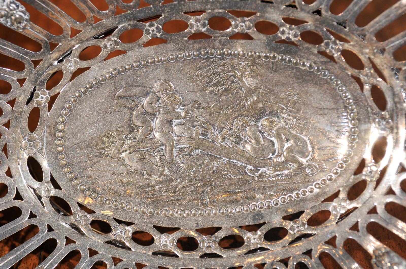 English 19th Century Silver Plated Oval Bread Basket with Putti and Garlands For Sale 1