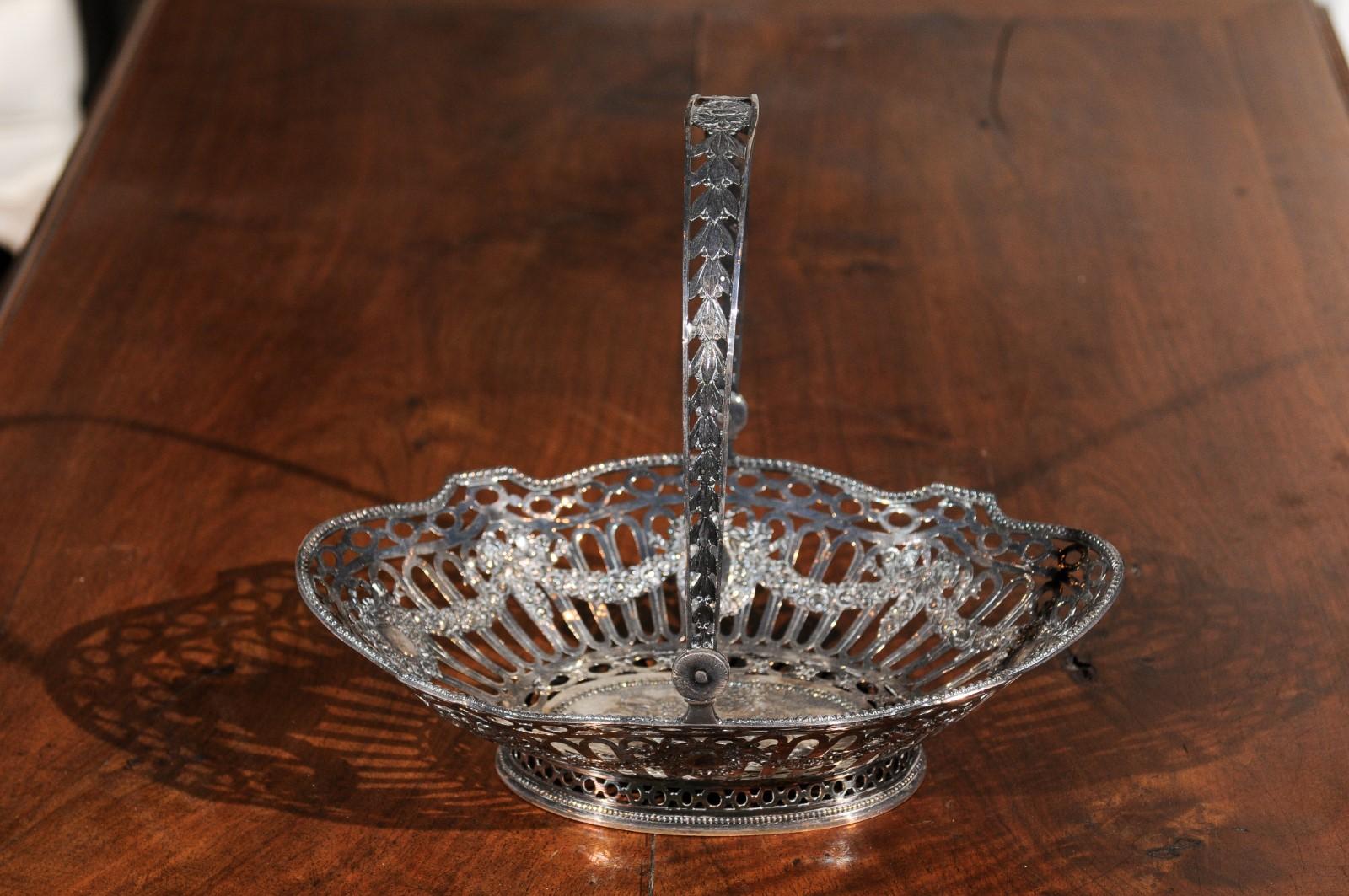 English 19th Century Silver Plated Oval Bread Basket with Putti and Garlands For Sale 2