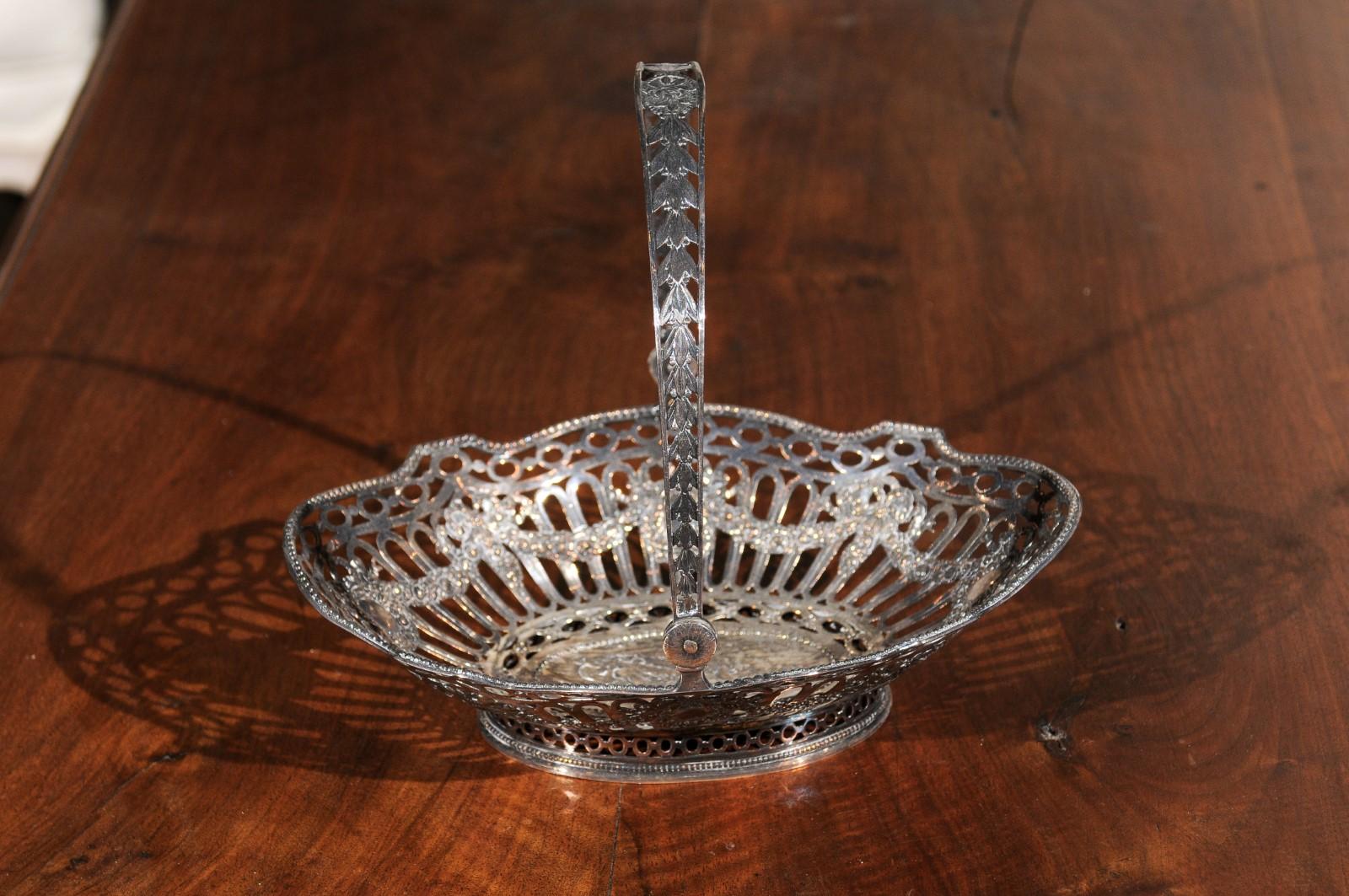English 19th Century Silver Plated Oval Bread Basket with Putti and Garlands For Sale 4