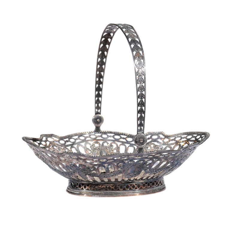 English 19th Century Silver Plated Oval Bread Basket with Putti and  Garlands For Sale at 1stDibs