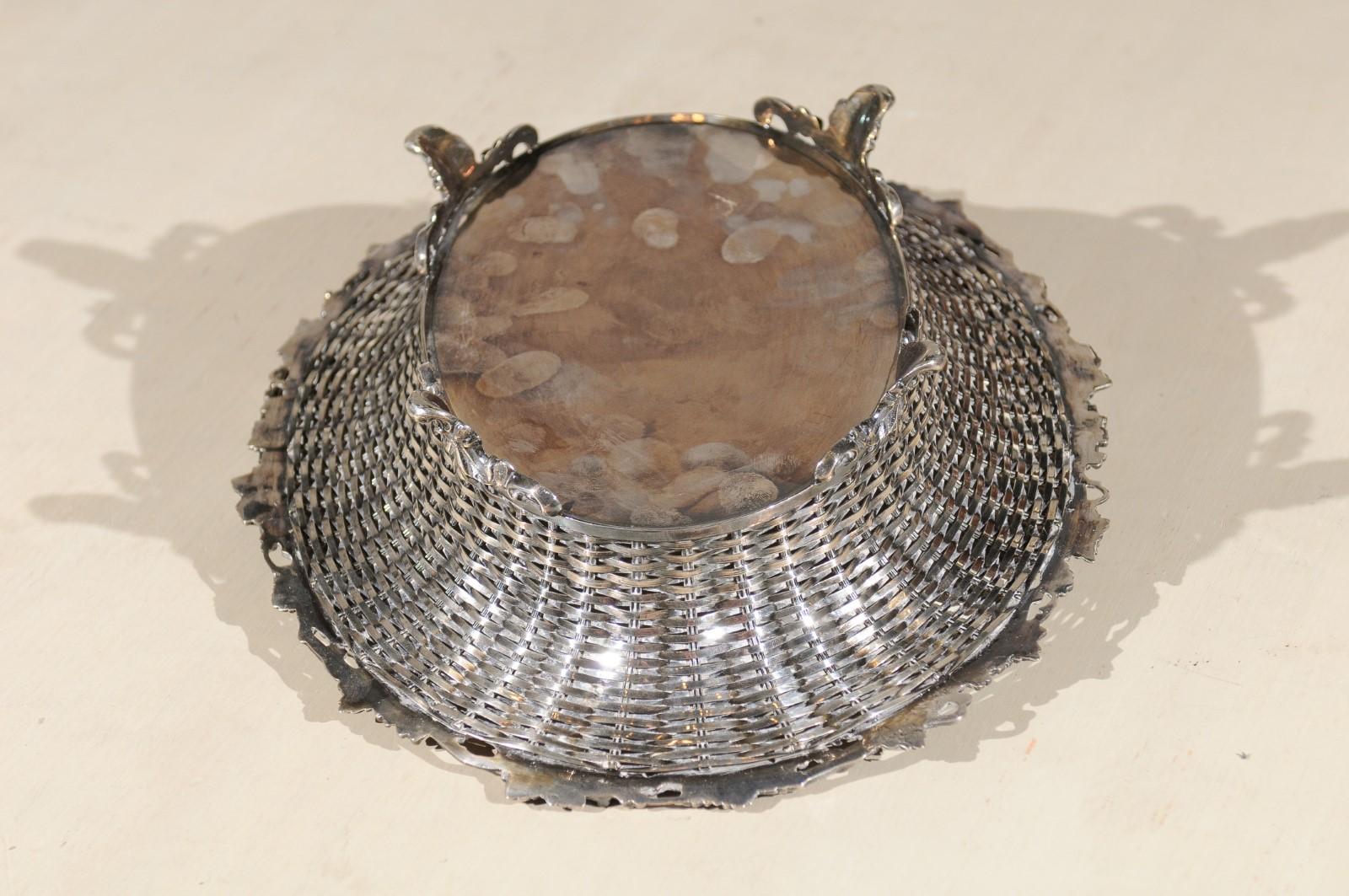 English 19th Century Silver Plated Pierced Bread Basket with Vine and Foliage For Sale 8