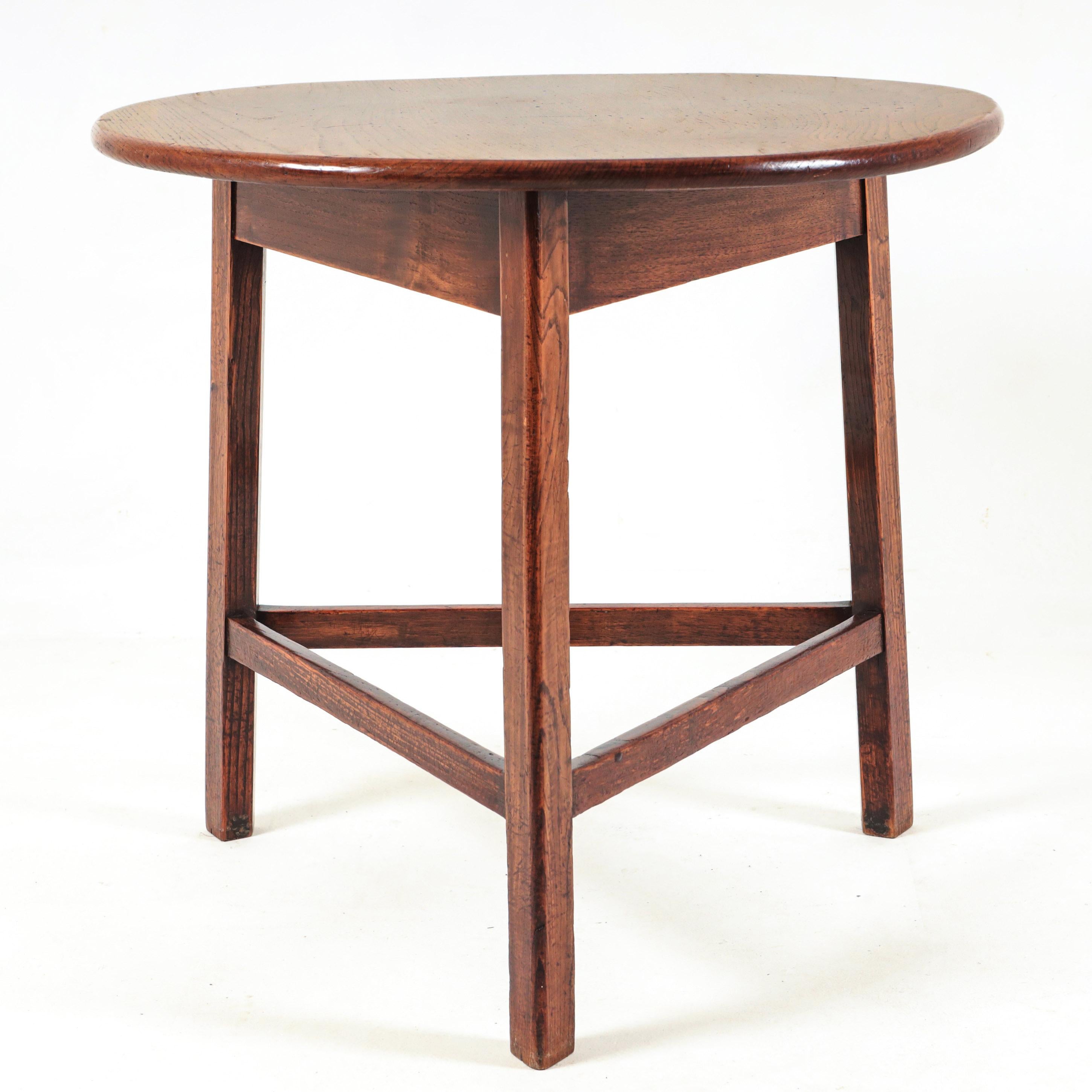 Table de cricket du 19e siècle.

Dessus en orme d'une seule pièce, bien figuré, d'un diamètre impressionnant de 30 pouces.

Angleterre, vers 1860.