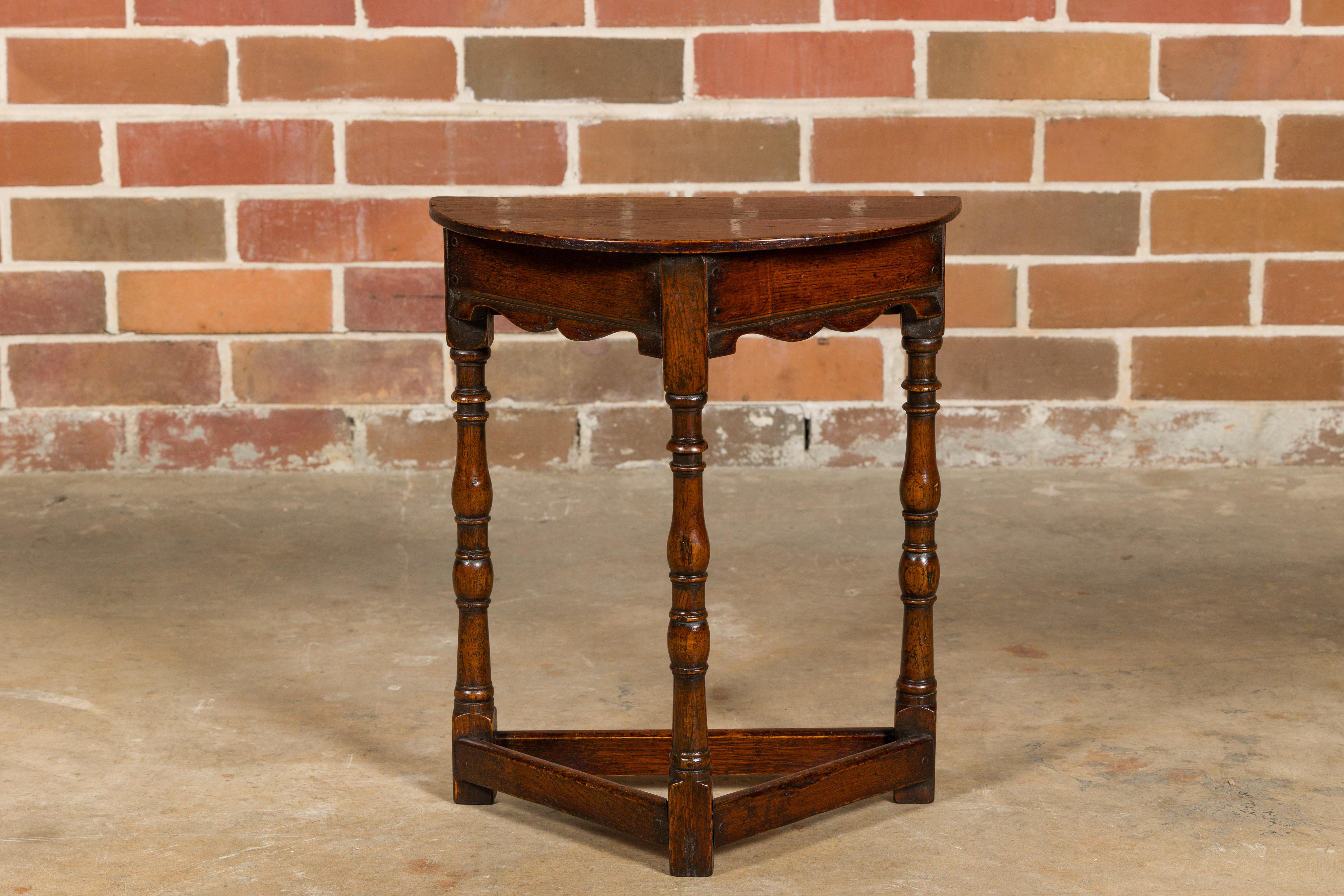 English 19th Century Small Oak Demi-Lune Table with Turned Legs and Carved Apron In Good Condition In Atlanta, GA